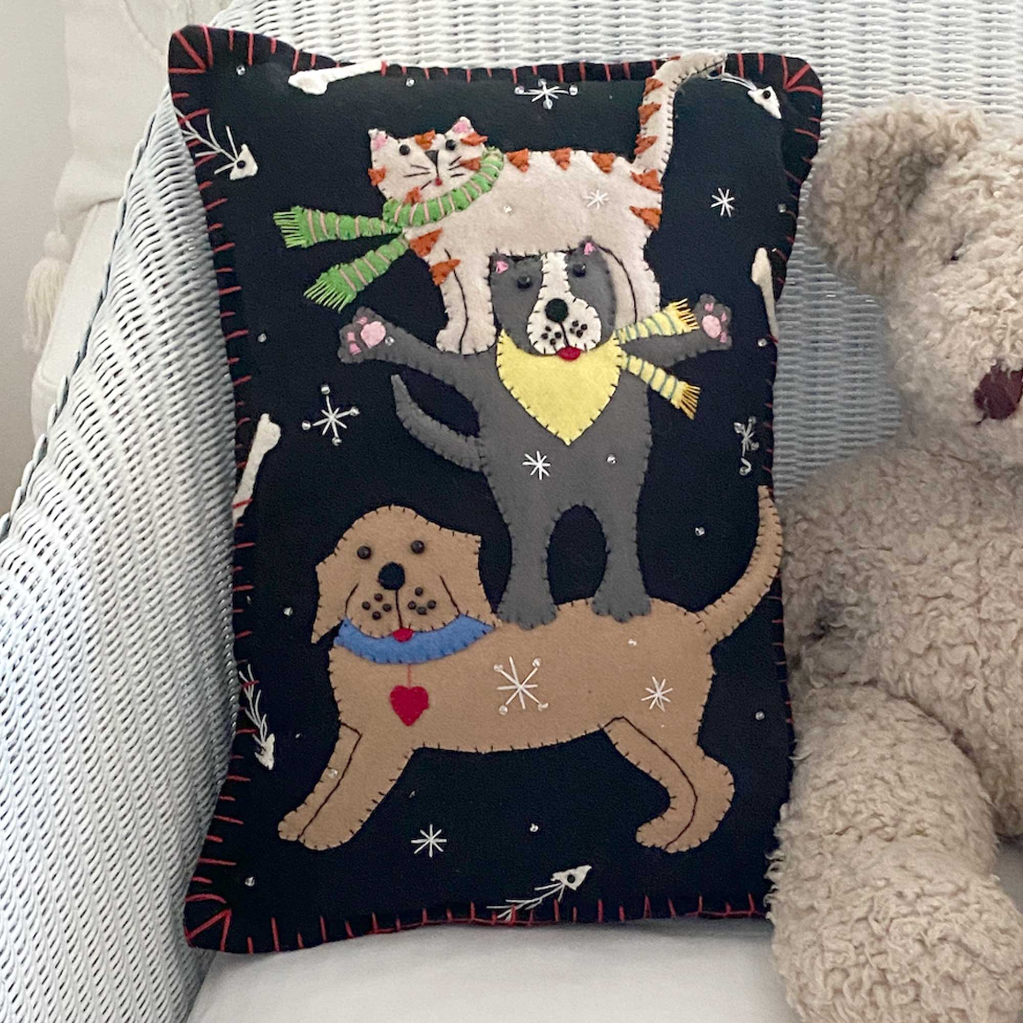 Kissen Katze mit Hunden | Dekokissen als Winterdeko | Katze und Hunde auf dunkelblauem Kissen | Meander | Kissen kaufen | Soulbirdee Onlineshop