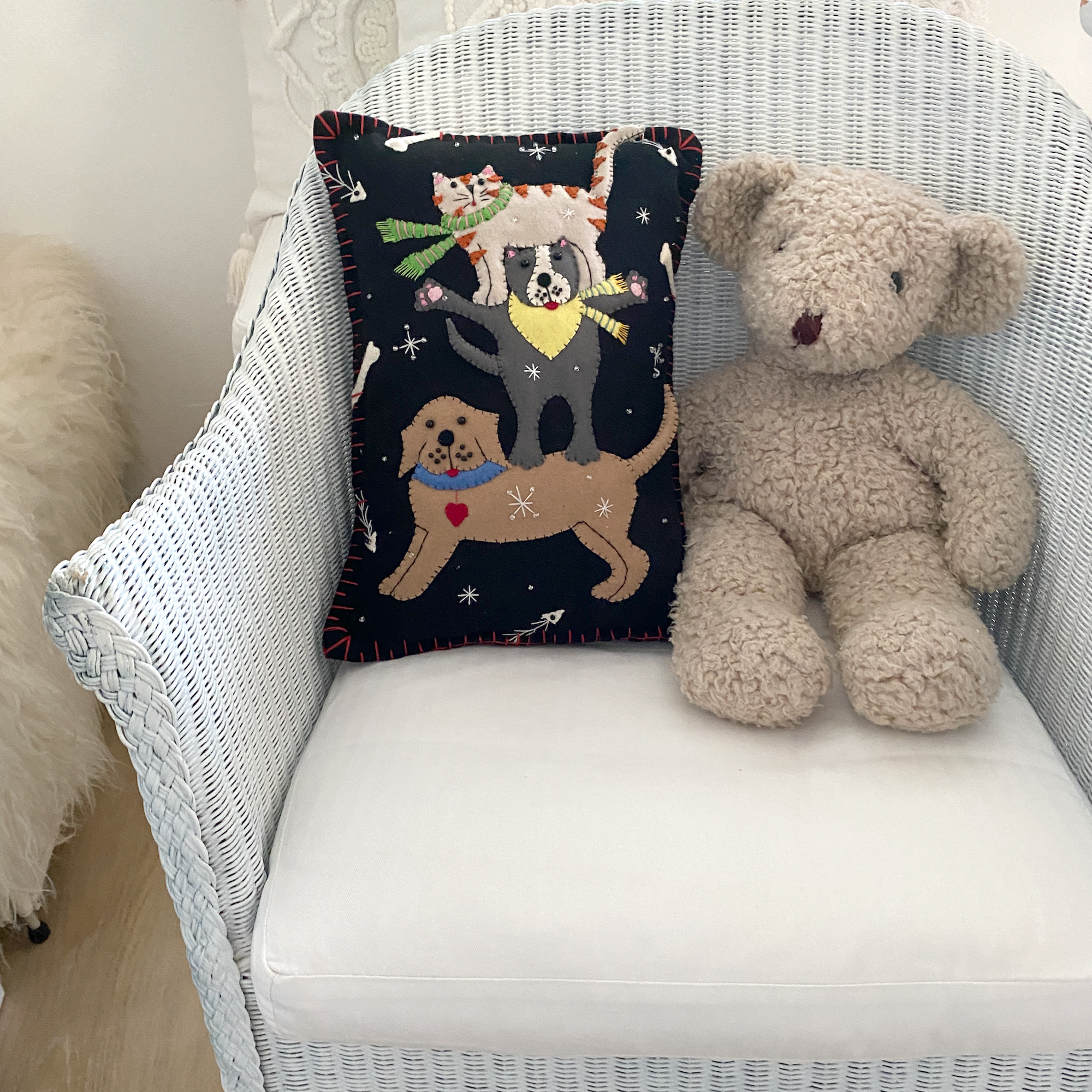 Kissen Dekokissen Sofakissen Landhaus Katze mit Hunden Dekokissen als | Katze und Hunde auf dunkelblauem Kissen | Meander | Kissen kaufen | Soulbirdee Onlineshop Kissen Dekokissen Winterdeko Soulbirdee Onlineshop Katze Hunde bunt meander rechteckig