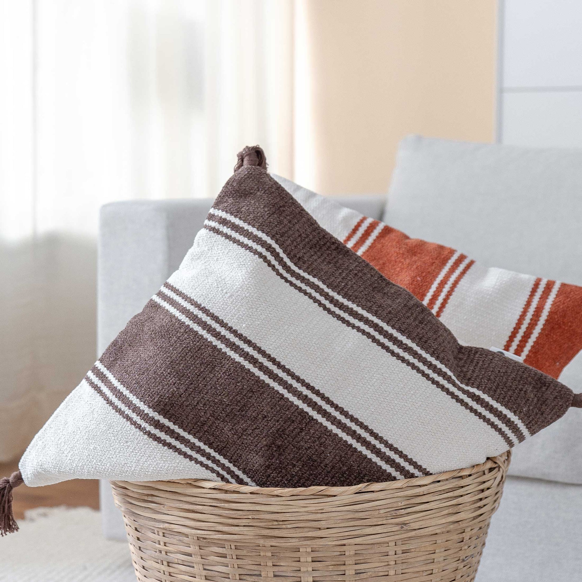 Kissenhülle mit Streifen Skandinavische Kissen mit Quasten Madamstoltz Soulbirdee Onlineshop ♥ Kissenbezug 50x50 |
