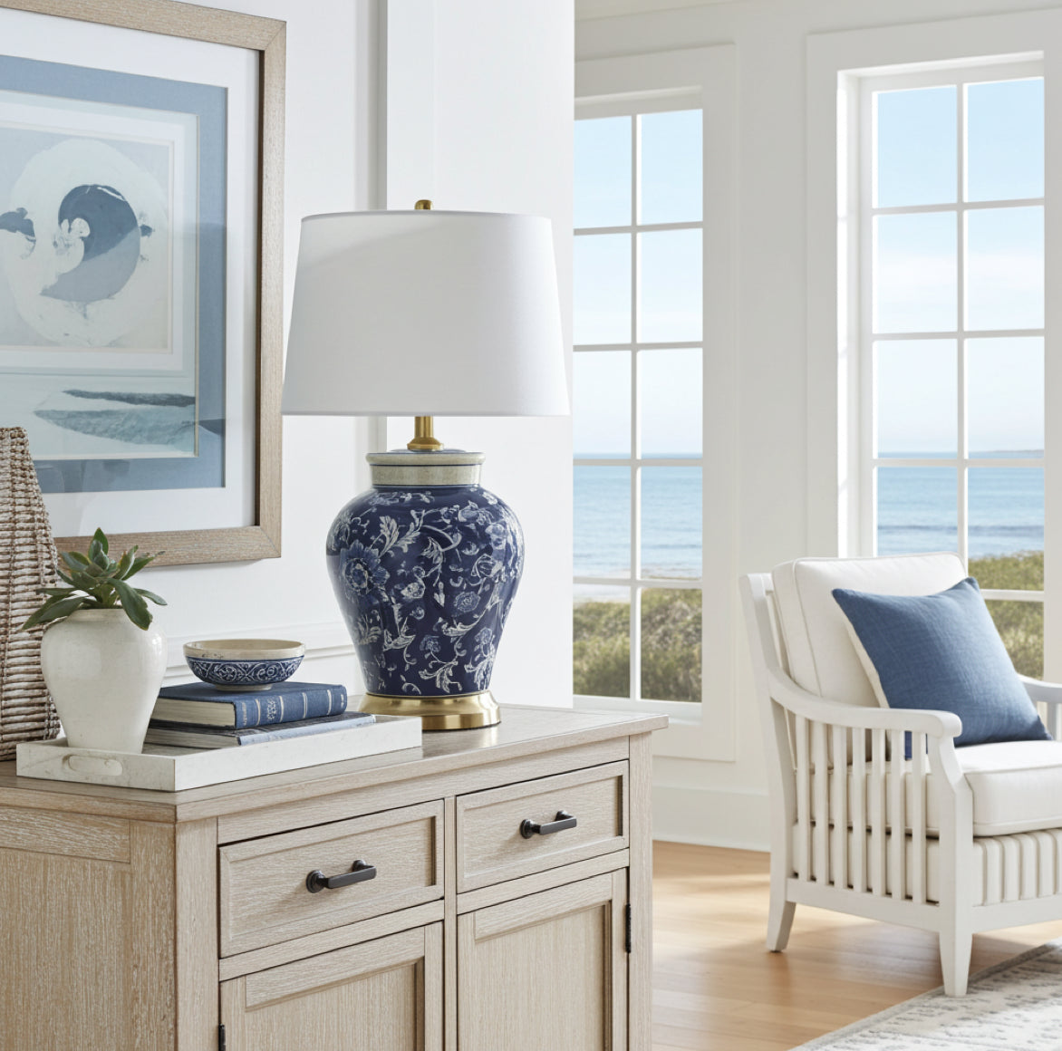 Blauer Lampenfuss aus Keramik Porzellan als Tischlampe Chinoiserie Hamptons Stil blau weiss auf Konsole im Flur