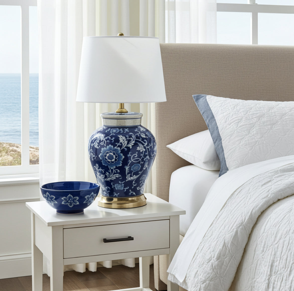 Ingwertop Urnenform Lampenfuss aus Keramik Porzellan chinesischer Chinoiserie Hamptons Stil blau weiss auf Nachttisch neben Bett im Schlafzimmer
