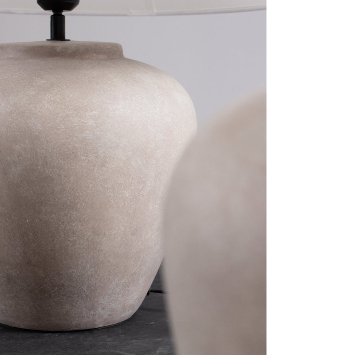 Nahaufnahme handgefertigte Keramik Oberfläche matt Beige Lampenfuß Lilly