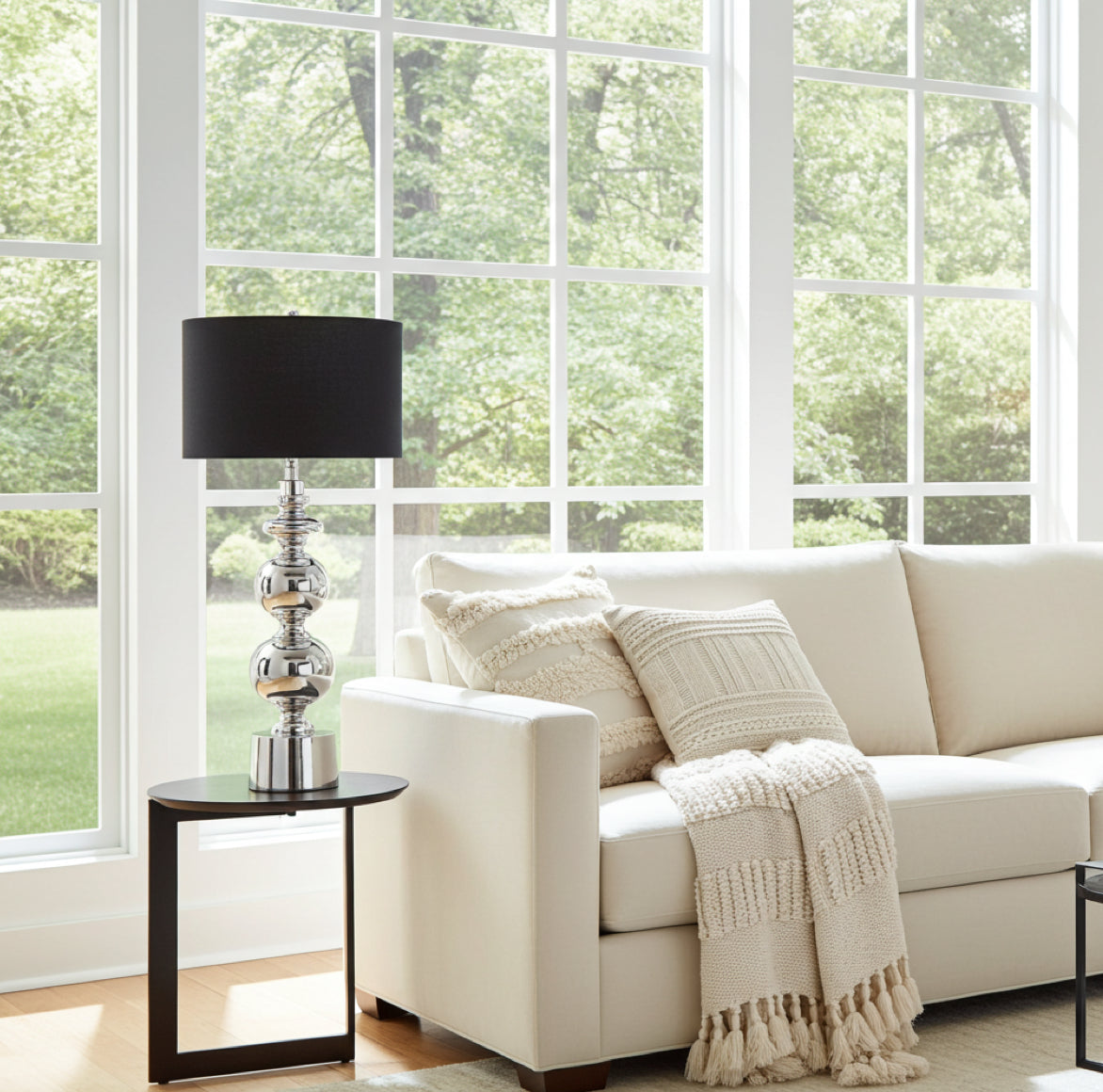 Lampenfuss silber hoch glänzend mit schwarzem lampenschirm im hellen eleganten Wohnzimmer