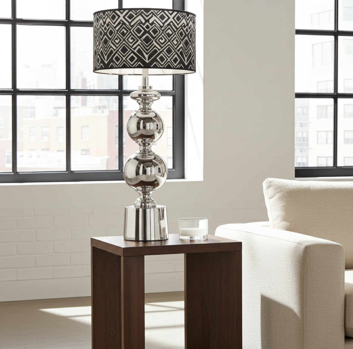 hoher silberner Lampenfuß mit einem Lampenschirm monochrom als Tischlampe im Wohnzimmer