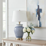 Blau-weißer Lampenfuß Antibes aus Keramik mit geometrischem Muster auf einer Konsole im Flur