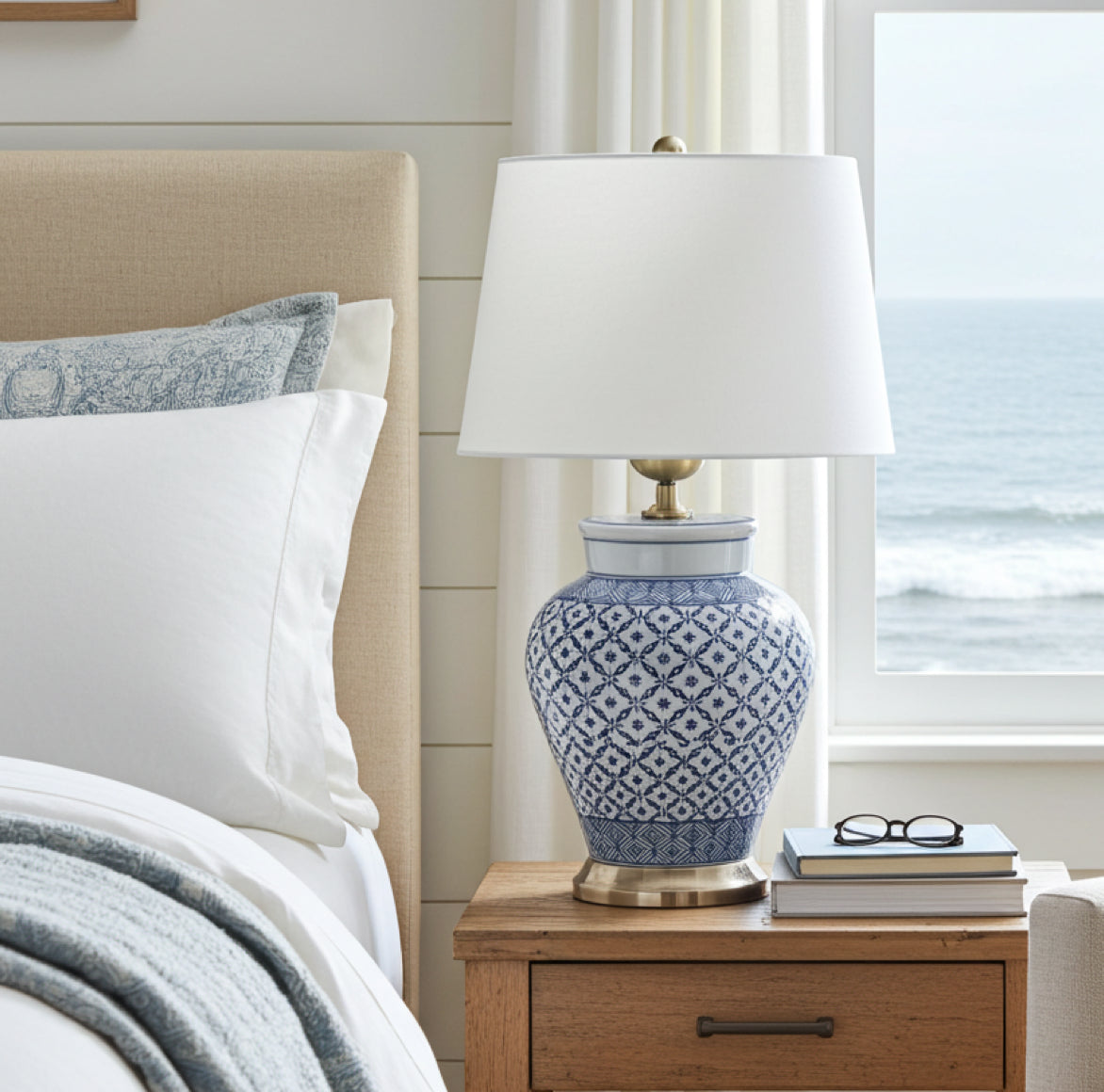 Blau-weißer Porzellan Lampenfuß Antibes mit geometrischem Muster auf einem Nachttisch im Schlafzimmer
