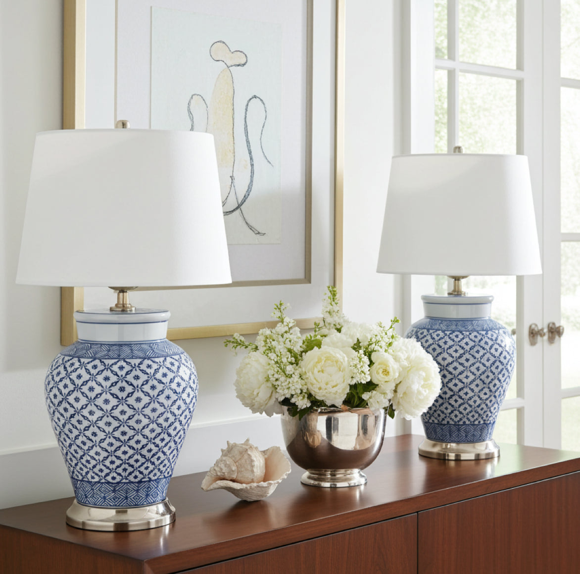 Blau-weißer Porzellan Lampenfuß Antibes mit geometrischem Muster auf einer Konsole.