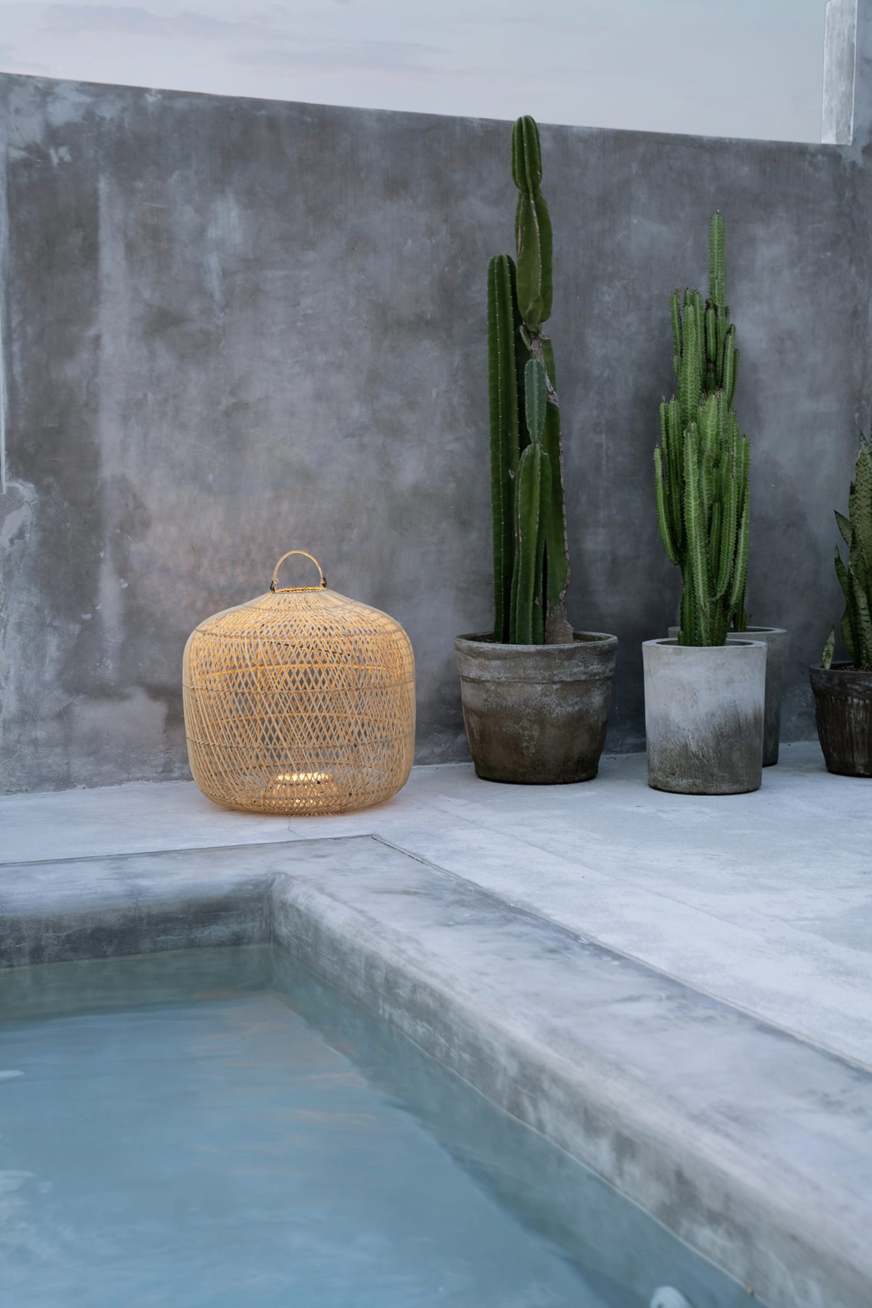 Lampenschirm Rattan Batu Bolong BAYU048N-L Rattanlampe 60 cm Bodenlampe aus Bali Handgeflochten Rattan-lampe Bazar Bizar Soulbirdee Onlineshop