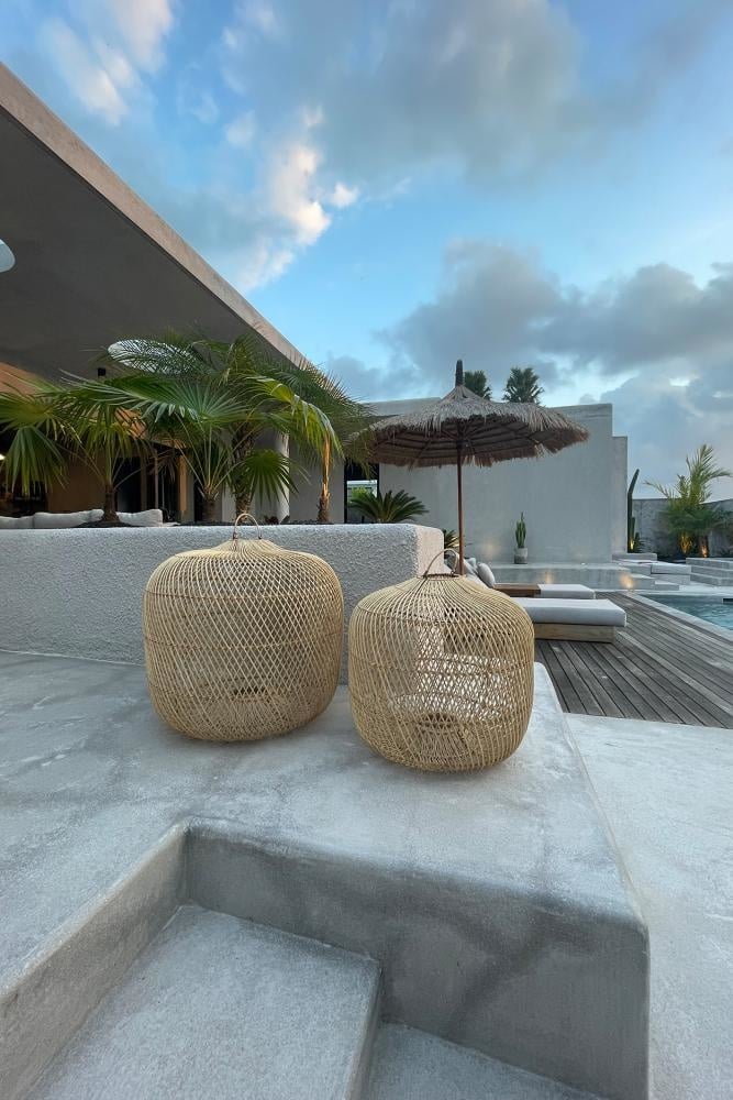 Rattan Lampenschirm Batu Bolong Rattanlampe Bodenlampe BAYU048N-L Rattan 60 cm Boden Deko aus Bali Handgeflochten Rattanlampe Bazar Bizar Soulbirdee Onlineshop