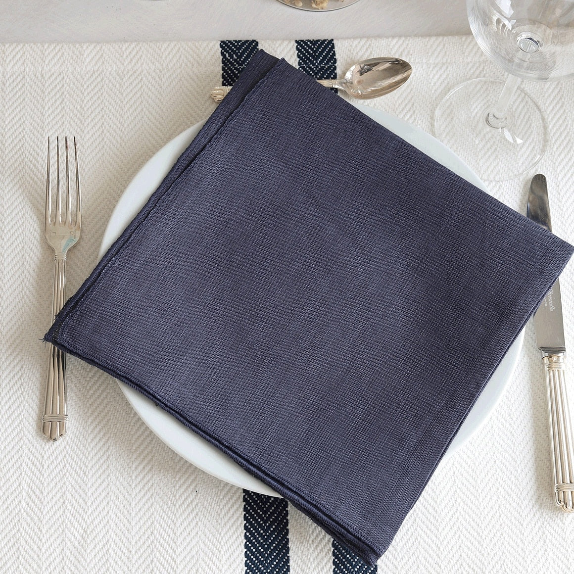 Stoffserviette aus Leinen in Blau für die Tischdekoration und für Feste. Die Serviette ist strapazierfähig und hohe Qualität. Servietten vonline kaufen bei Soulbirdee Onlineshop