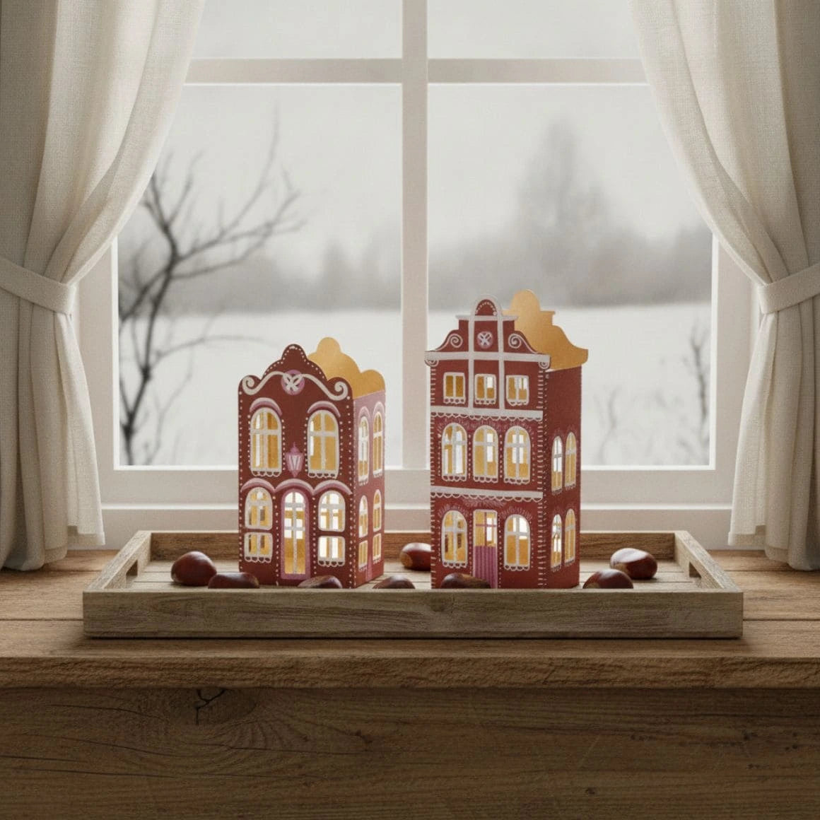 Fensterdeko auf Deko-Tablett in Fensternische mit Lichthäusern als Winter Deko