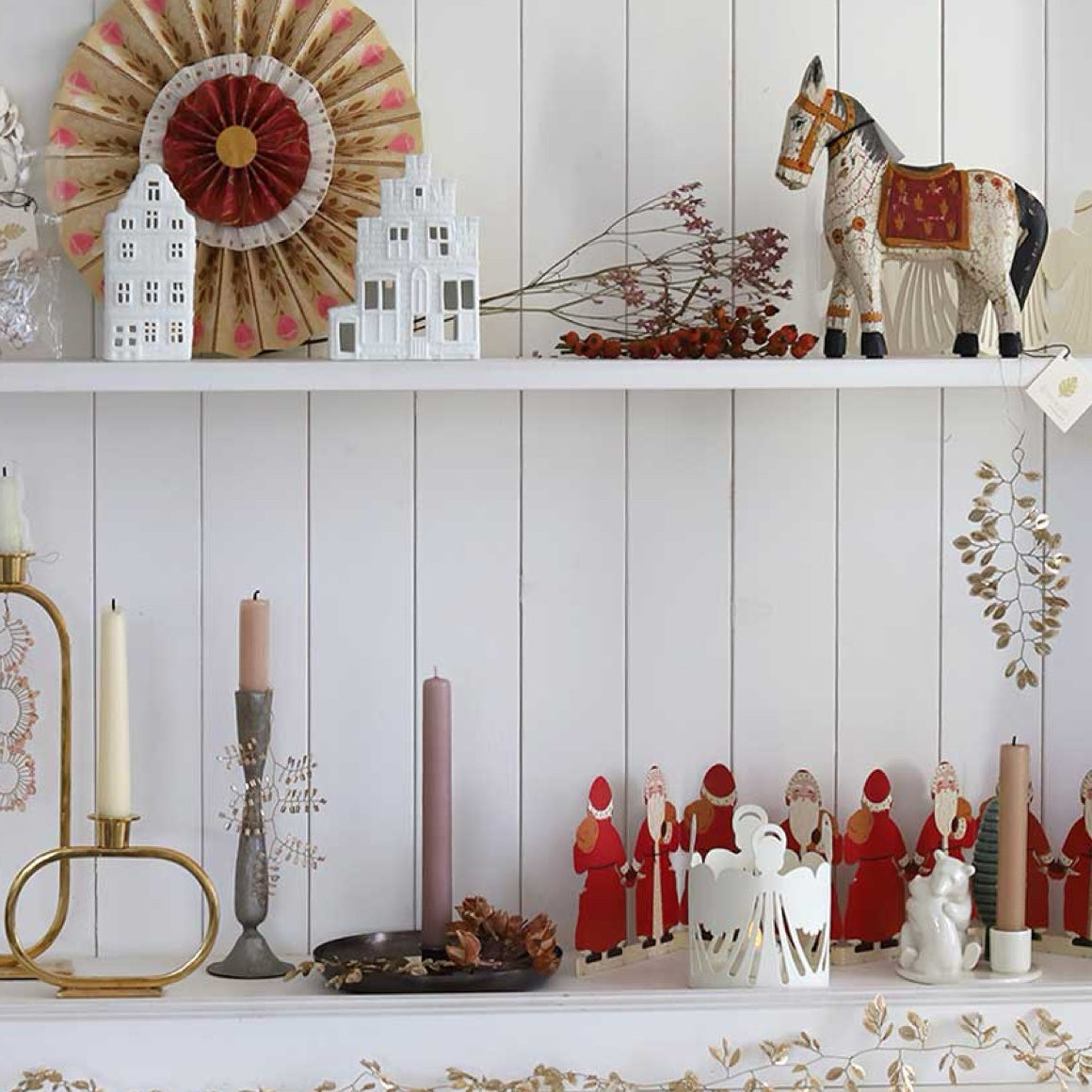 weißes Lichthaus im Regal dekoriert in der Adventszeit als Winterdeko Weihnachtlich