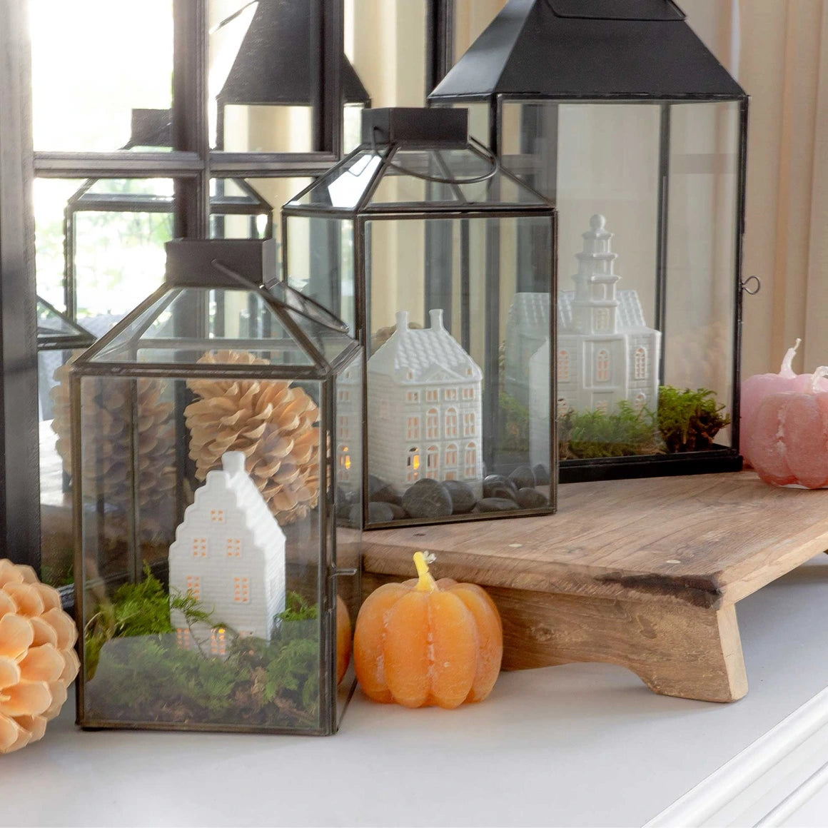 Lichthaus Deko auf einem Holztablett im Glas-Windlichtern und herbstlichen Kürbis Kerzen von Affari