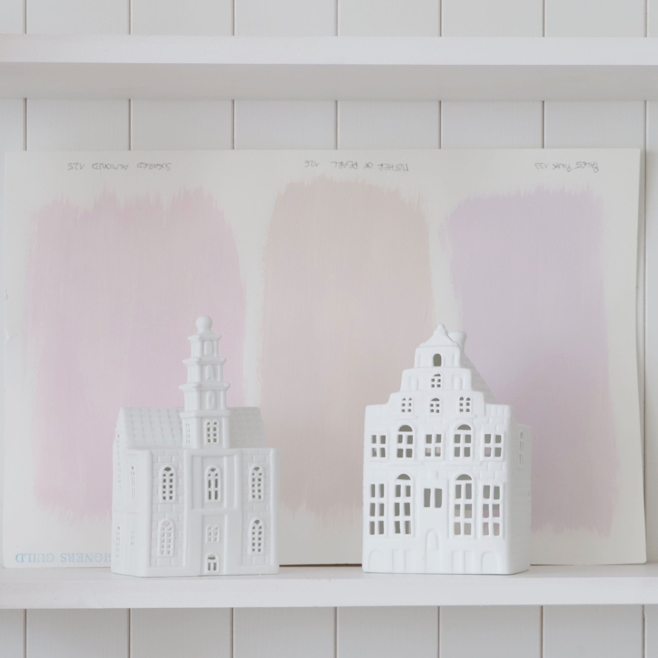Lichthaus Grachtenhaus aus Amsterdam aus Porzellan von der Marke Klevering. Entdecke die Kerzenhalter in der Form eines Hauses auf Soulbirdee, weißes Windlicht