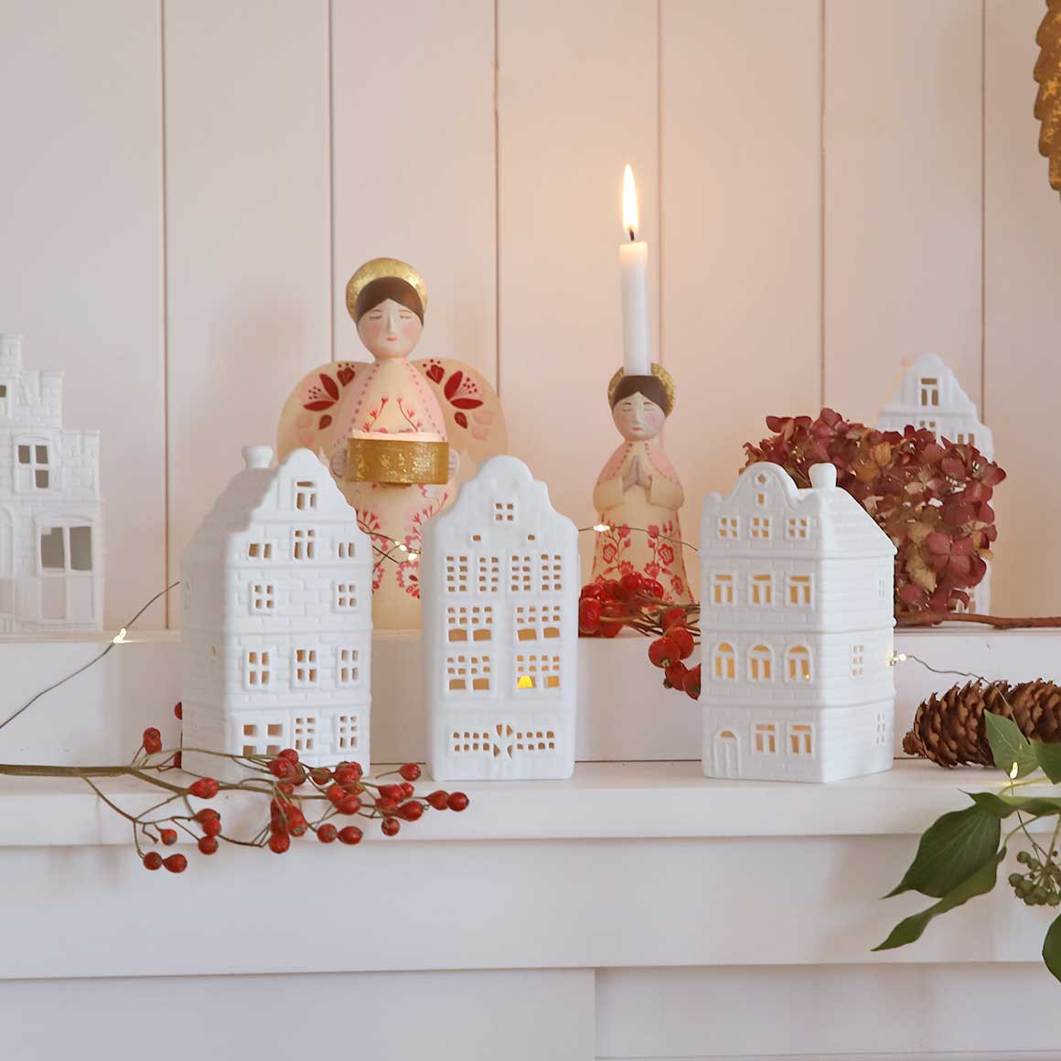 Lichthaus Weiß Set aus Porzellan Lichthaus kaufen Amsterdam Teelichthaus Deko &Klevering Lichthaus kaufen Grachtenhäuser Soulbirdee Onlineshop Lichthaus-Deko Lichthäuser weiß Keramik Porzellan Lichthäuser dekorieren Winterdeko skandinavisch Scandi Amsterdam Holland Klevering Soulbirdee Onlineshop