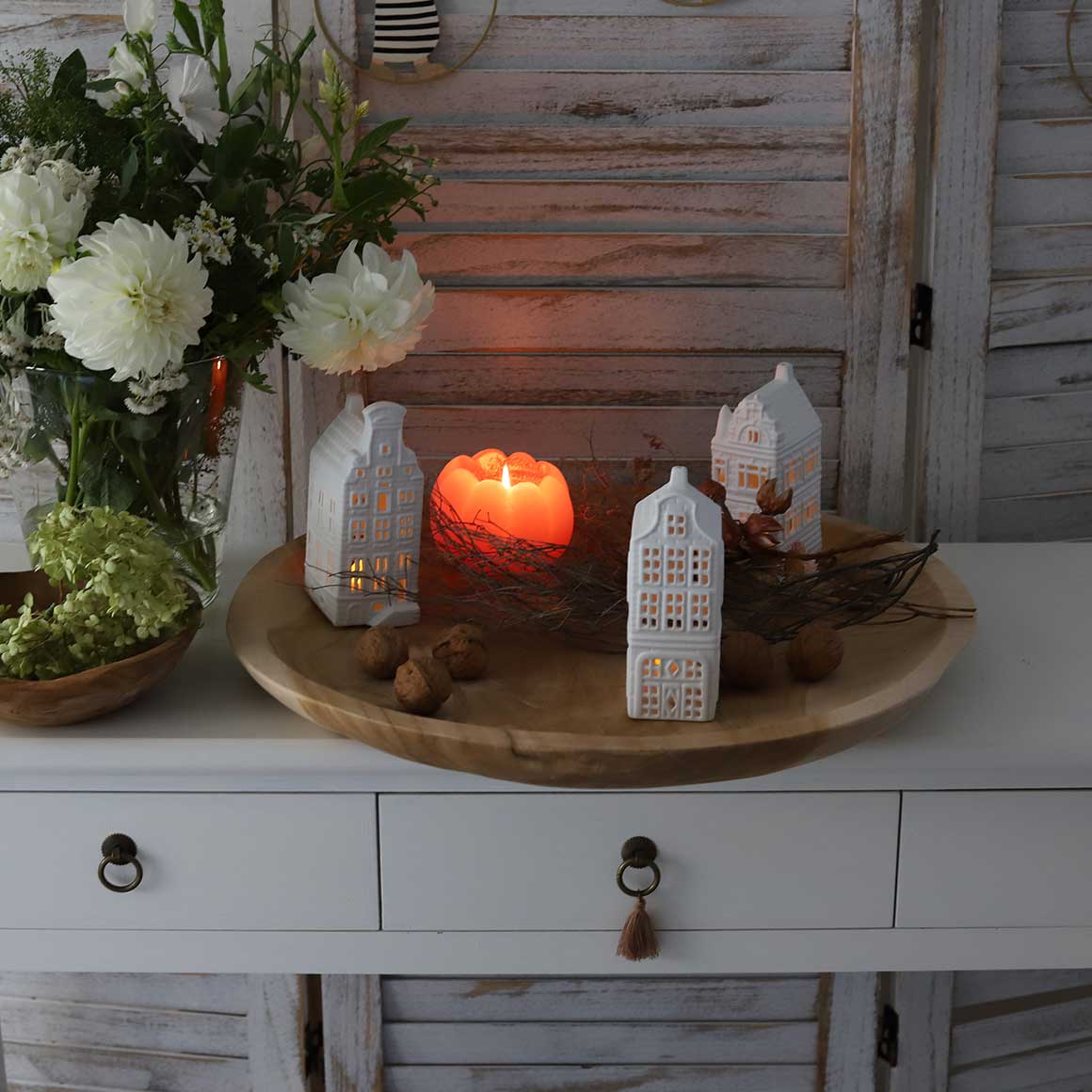 Lichthaus Dekotablett Herbstdeko HolzTablett dekorieren Lichthäuser Kerzendeko Holztablett weiss Soulbirdee Lichthaus Set aus Amsterdam ✓ Porzellanhaus für Teelichter ✓ &Klevering Lichthausdeko Lichthäuser kaufen ✓ Soulbirdee Online Shop