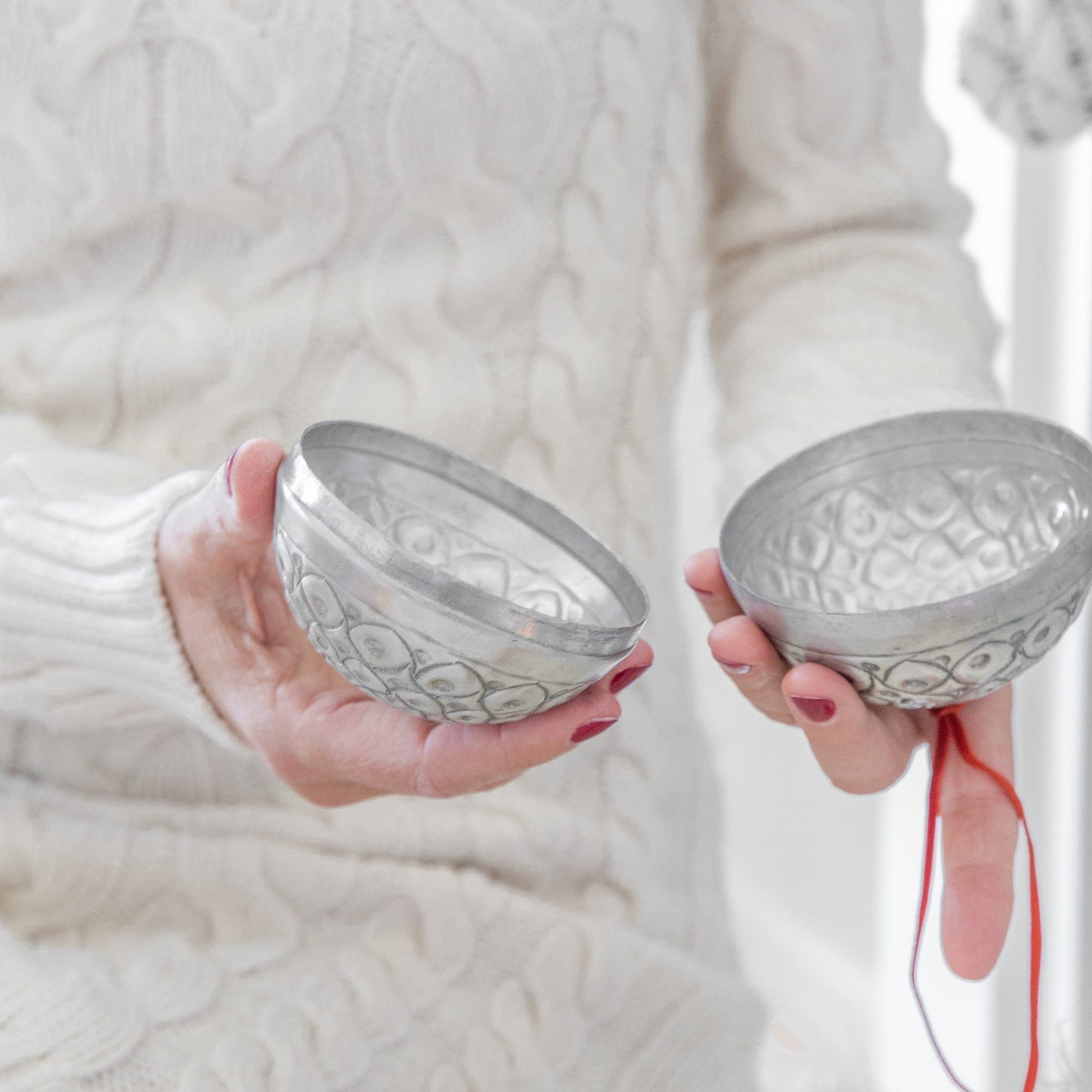 Ball aus Marokko in Silber ♥ Zum Öffnen und zum Aufhängen. Kleine Geschenke in den silbernen Kugeln verpacken. Entdecke die Dekoration im Bohemian Wohnstil
