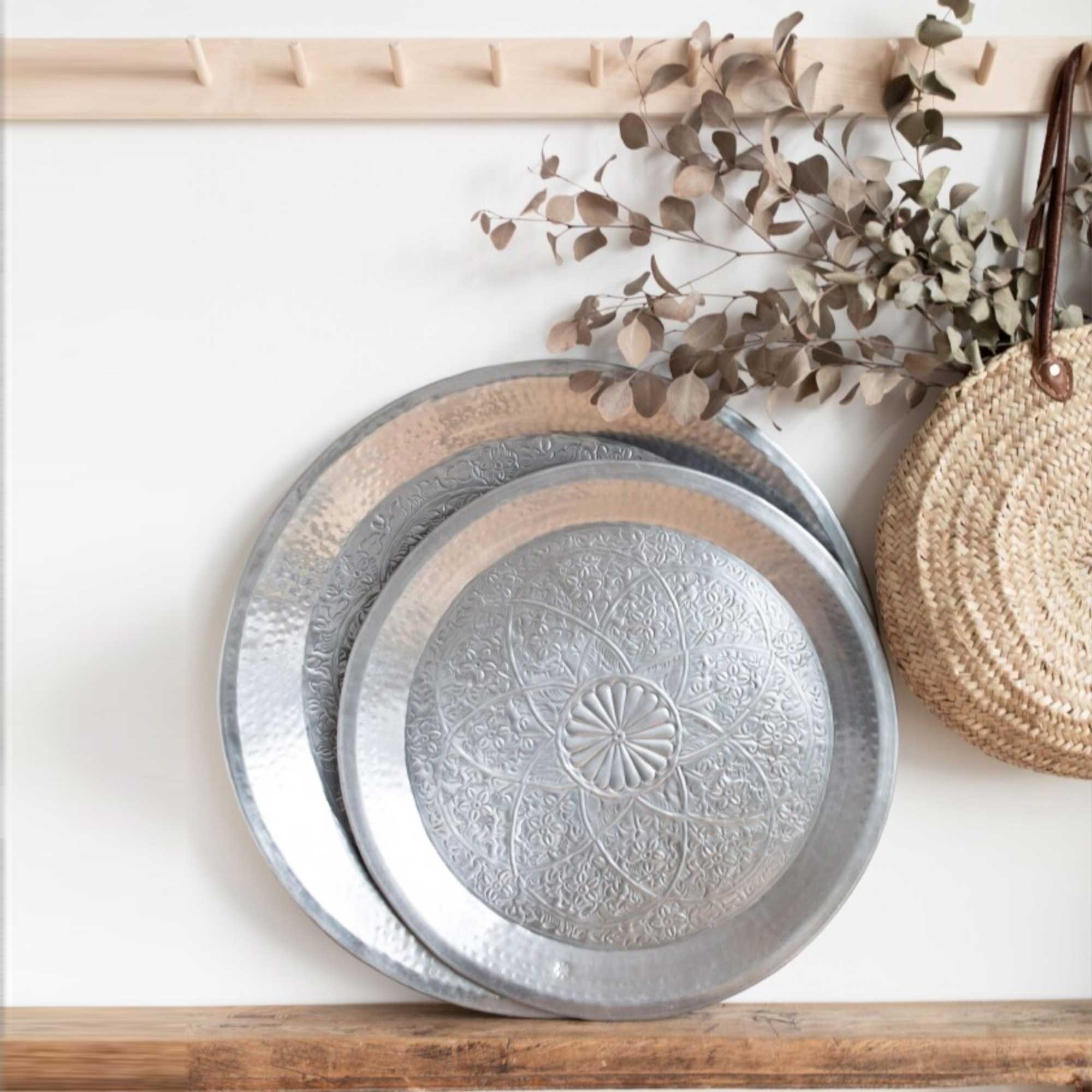 Marokkanisches rundes Tablett Silber Metall Blumen Muster graviert Handarbeit Soulbirdee Onlineshop