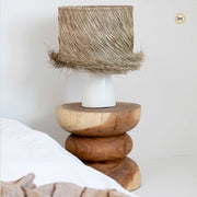 Maritime Tischlampe im Ibiza Style ♥ Lampe & Interior von Bazar Bizar ♥ Tischlampe kaufen | Lampenschirm Gras & Lampenfuß weiß | Soulbirdee Lampenshop mediterran Lampenshop Soulbirdee