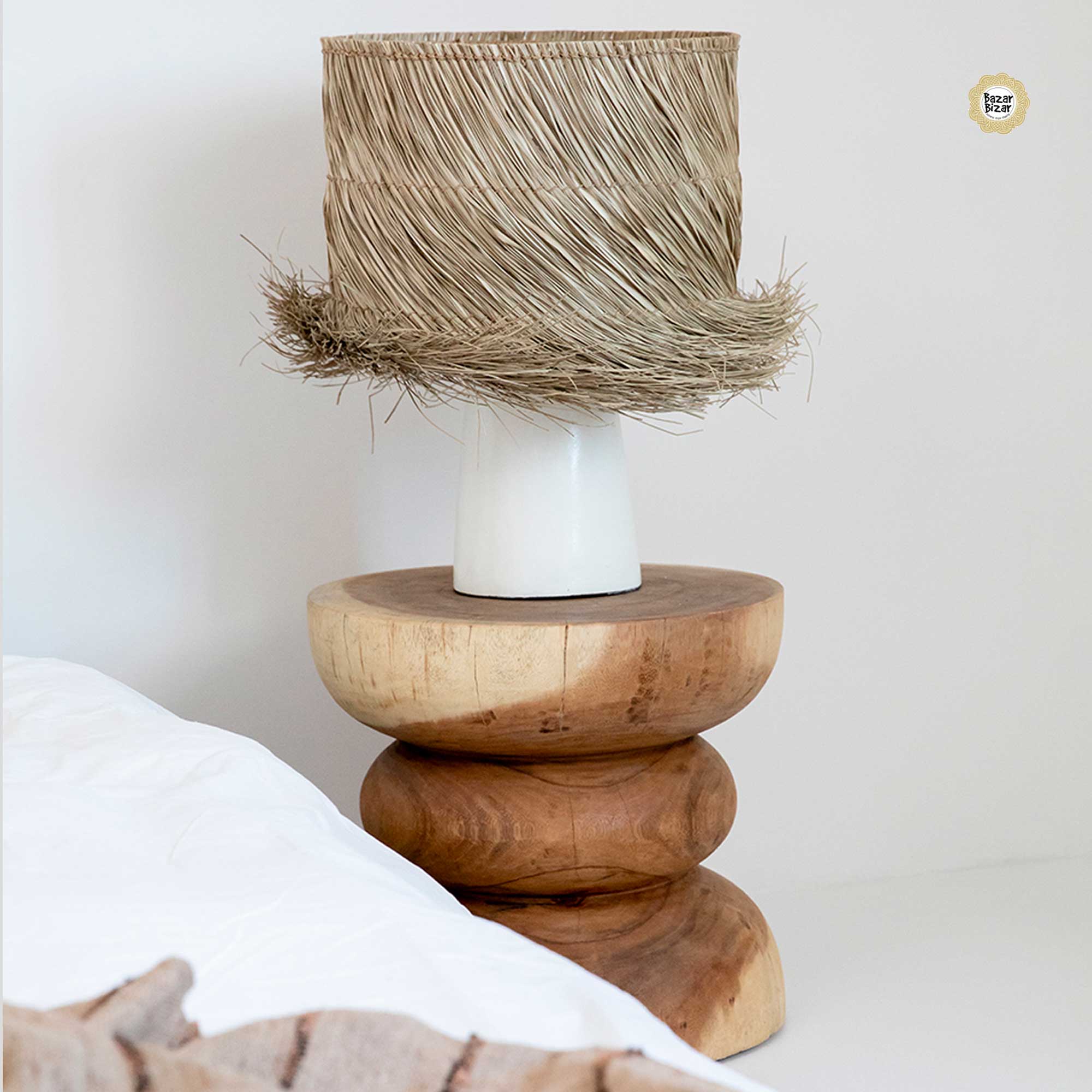 Maritime Tischlampe im Ibiza Style ♥ Lampe & Interior von Bazar Bizar ♥ Tischlampe kaufen | Lampenschirm Gras & Lampenfuß weiß | Soulbirdee Lampenshop mediterran Lampenshop Soulbirdee