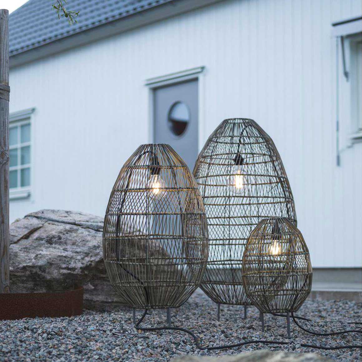Moderne Stehlampe in 3 Größen | Bodenlampe | Stehlampe Wohnzimmer | Outdoor Stehlampe | Outdoor Lampe | Terrassenlampe | Beleuchtung Terrasse | Lampenshop Soulbirdee | Ei förmig und aus Poly Rattan auf schwarzem Metallgestell