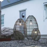Moderne Stehlampe in 3 Größen | Bodenlampe | Stehlampe Wohnzimmer | Outdoor Stehlampe | Outdoor Lampe | Terrassenlampe | Beleuchtung Terrasse | Lampenshop Soulbirdee | Ei förmig und aus Poly Rattan auf schwarzem Metallgestell