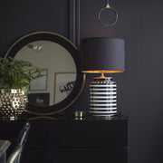 Moderne Tischlampe | Lampe aus Keramik Schwarz Weiß Gold | Lampenschirm schwarz | Skandinavische Lampe | Tischlampe Wohnzimmer | Soulbirdee Lampenshop Gestreifte Lampe aus Keramik Marke PR Home aus Schweden. Tischlampe im eleganten Stil für das Wohnzimmer