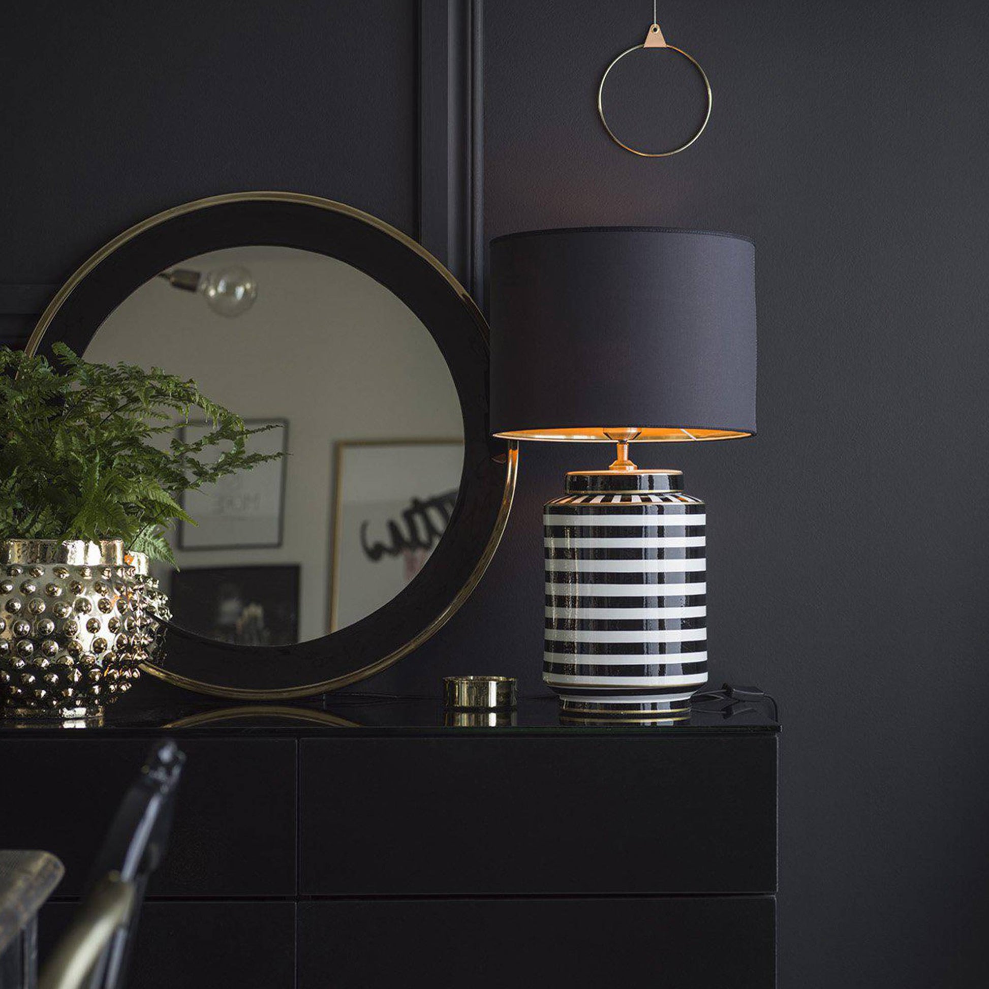 Moderne Tischlampe | Lampe aus Keramik Schwarz Weiß Gold | Lampenschirm schwarz | Skandinavische Lampe | Tischlampe Wohnzimmer | Soulbirdee Lampenshop Gestreifte Lampe aus Keramik Marke PR Home aus Schweden. Tischlampe im eleganten Stil für das Wohnzimmer