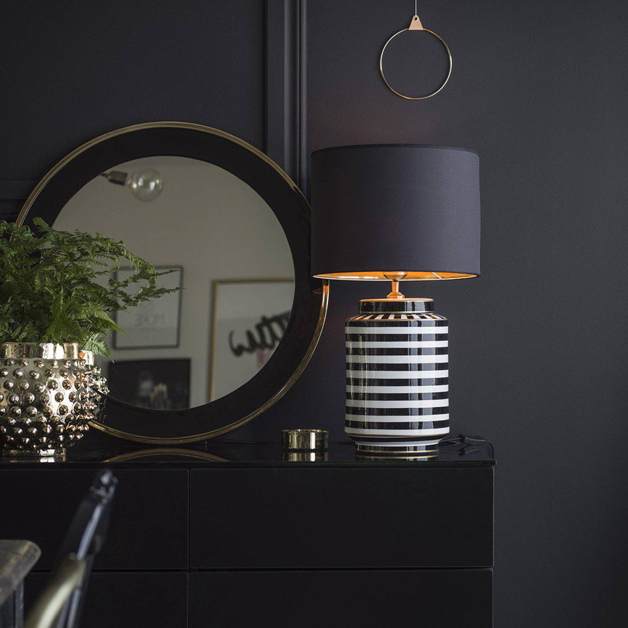 Moderne Tischlampe | Lampe aus Keramik Schwarz Weiß Gold | Lampenschirm schwarz | Skandinavische Lampe | Tischlampe Wohnzimmer | Soulbirdee Lampenshop Gestreifte Lampe aus Keramik Marke PR Home aus Schweden. Tischlampe im eleganten Stil für das Wohnzimmer
