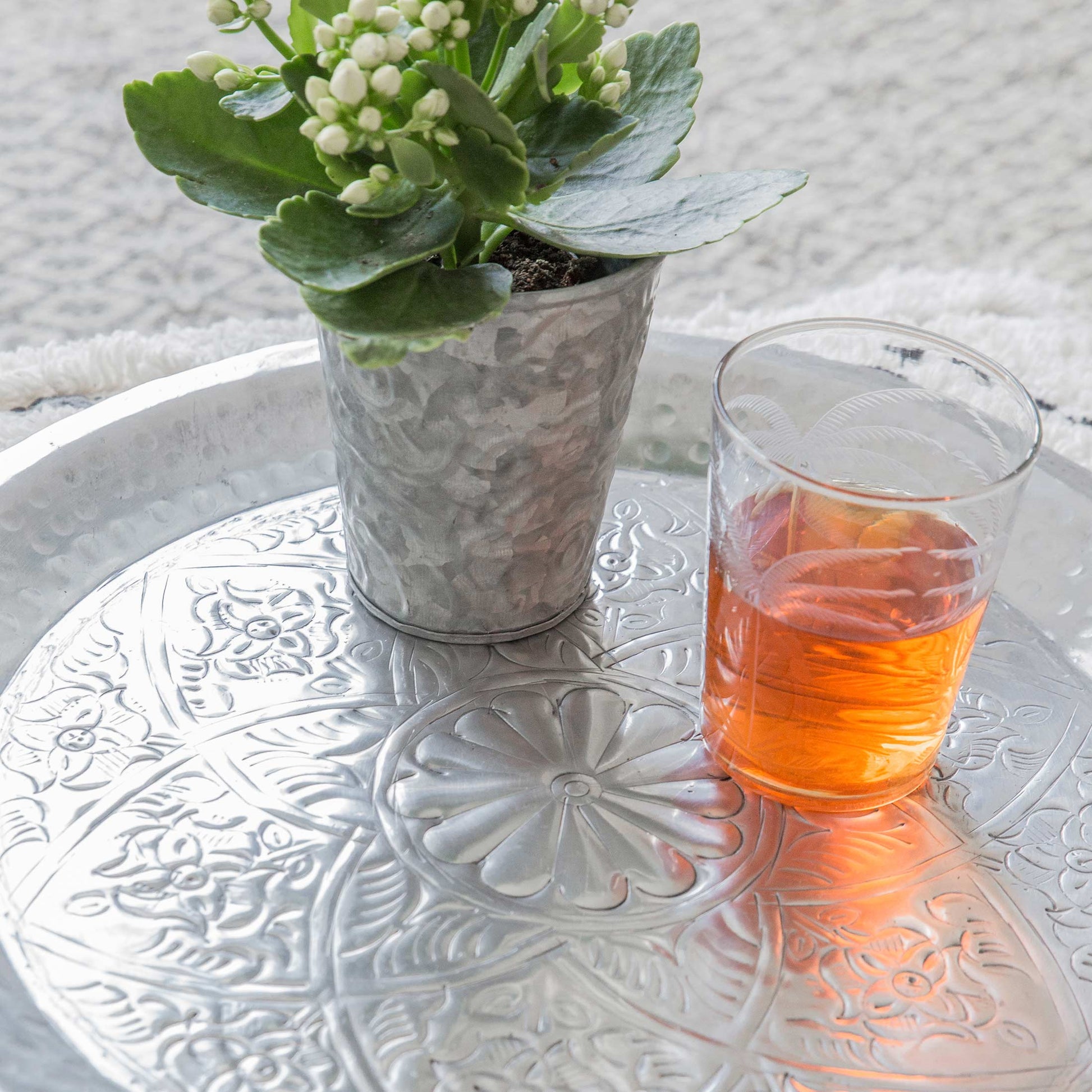 Dekotablett Marokko rund Tablett Silber Metall Blumen Muster graviert Handarbeit Soulbirdee Onlineshop