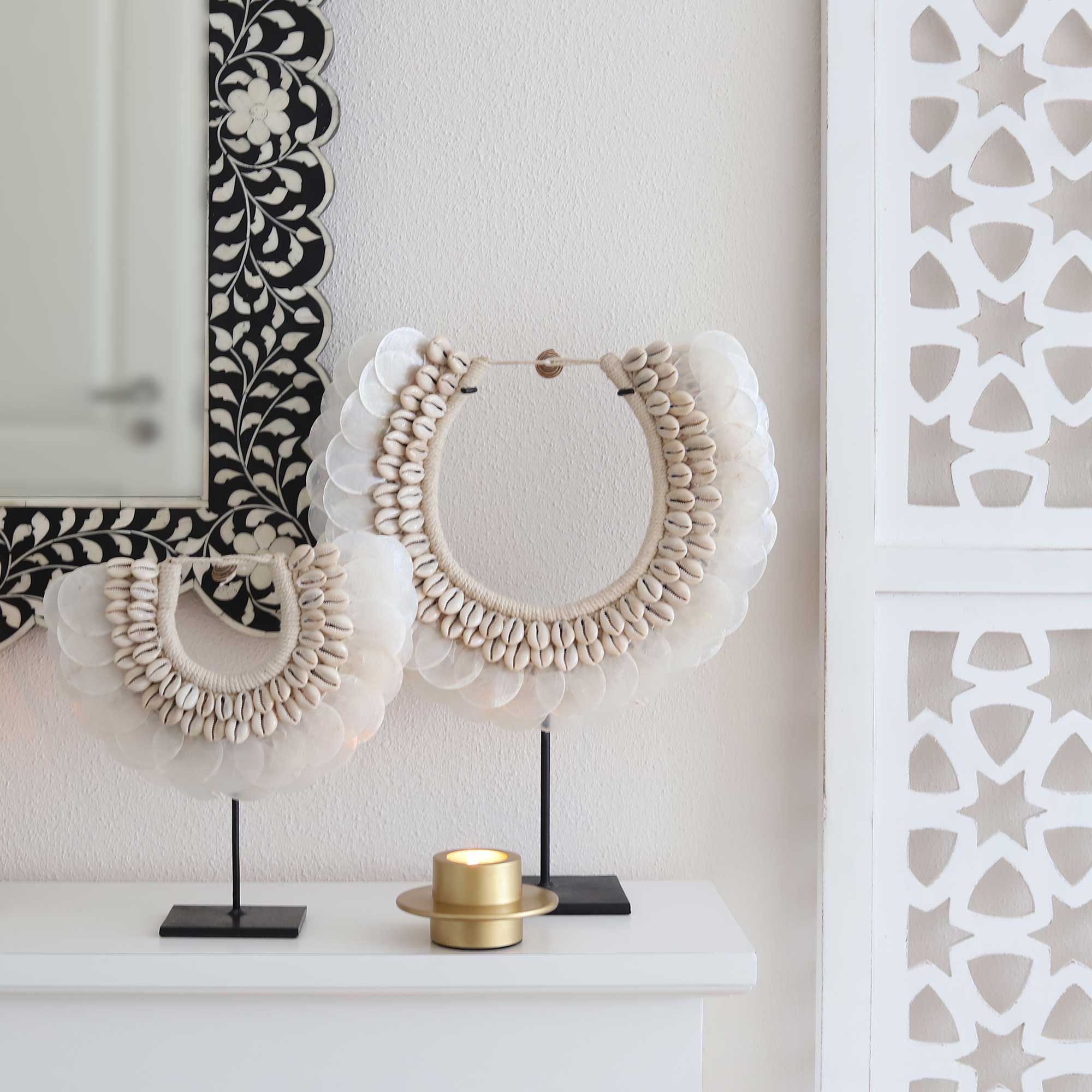 Set Muschelkette aus Perlmutt und Muscheln mit Perlmuttscheiben auf einem Standfuss aus Eisen ♥ Weiße Boho Deko Wohndeko im Ibiza Style ♥ Strandhaus Deko online kaufen ♥ Soulbirdee Onlineshop