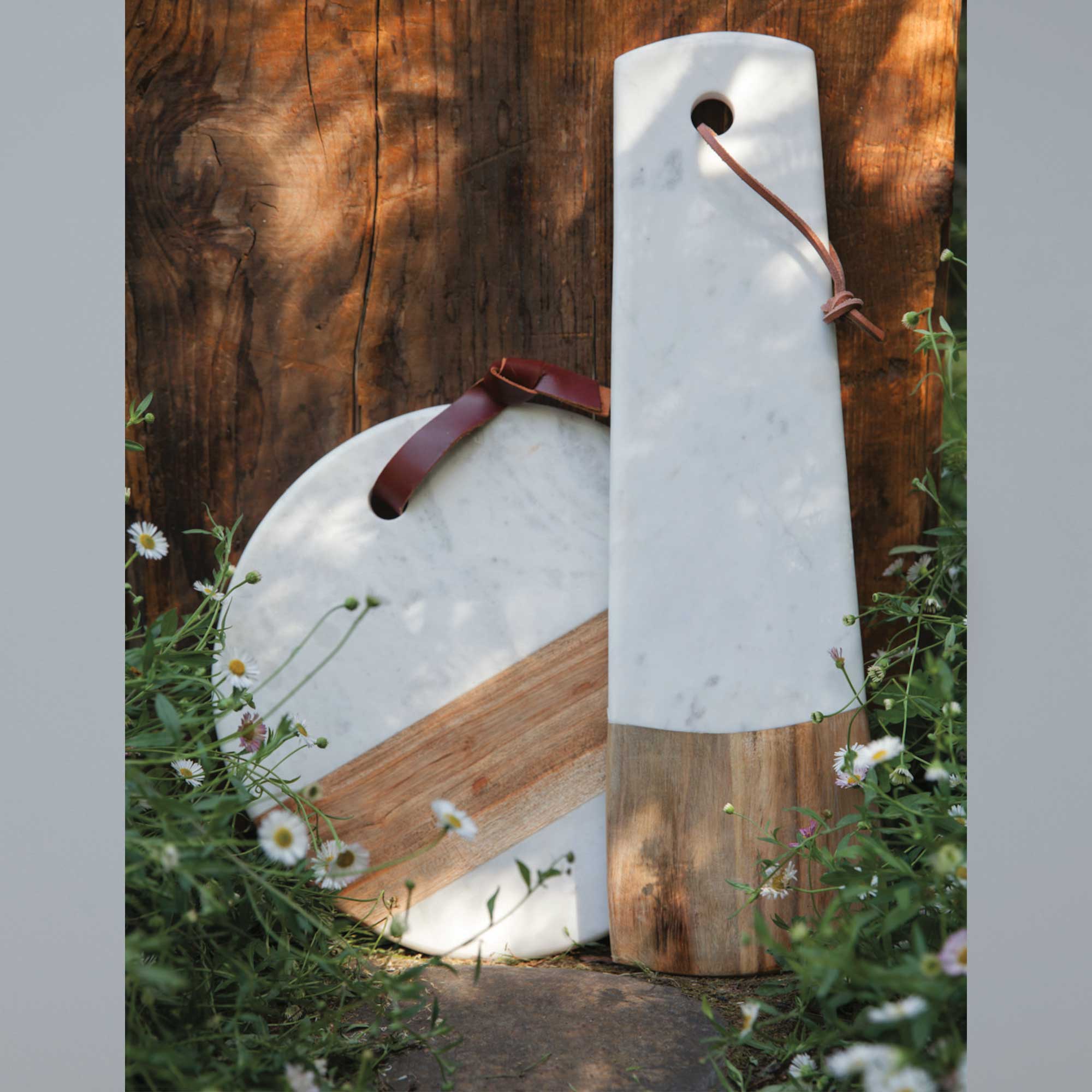 Rundes Servierbrett aus Marmor & Holz, rundes Marmorbrett mit einer Schlaufe aus Leder, Dekobrett zum Hängen, Küchendeko von Be Home online kaufen bei Soulbirdee Onlineshop