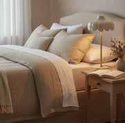Beige Nachttischlampe aus Metall im Landhaus Stil