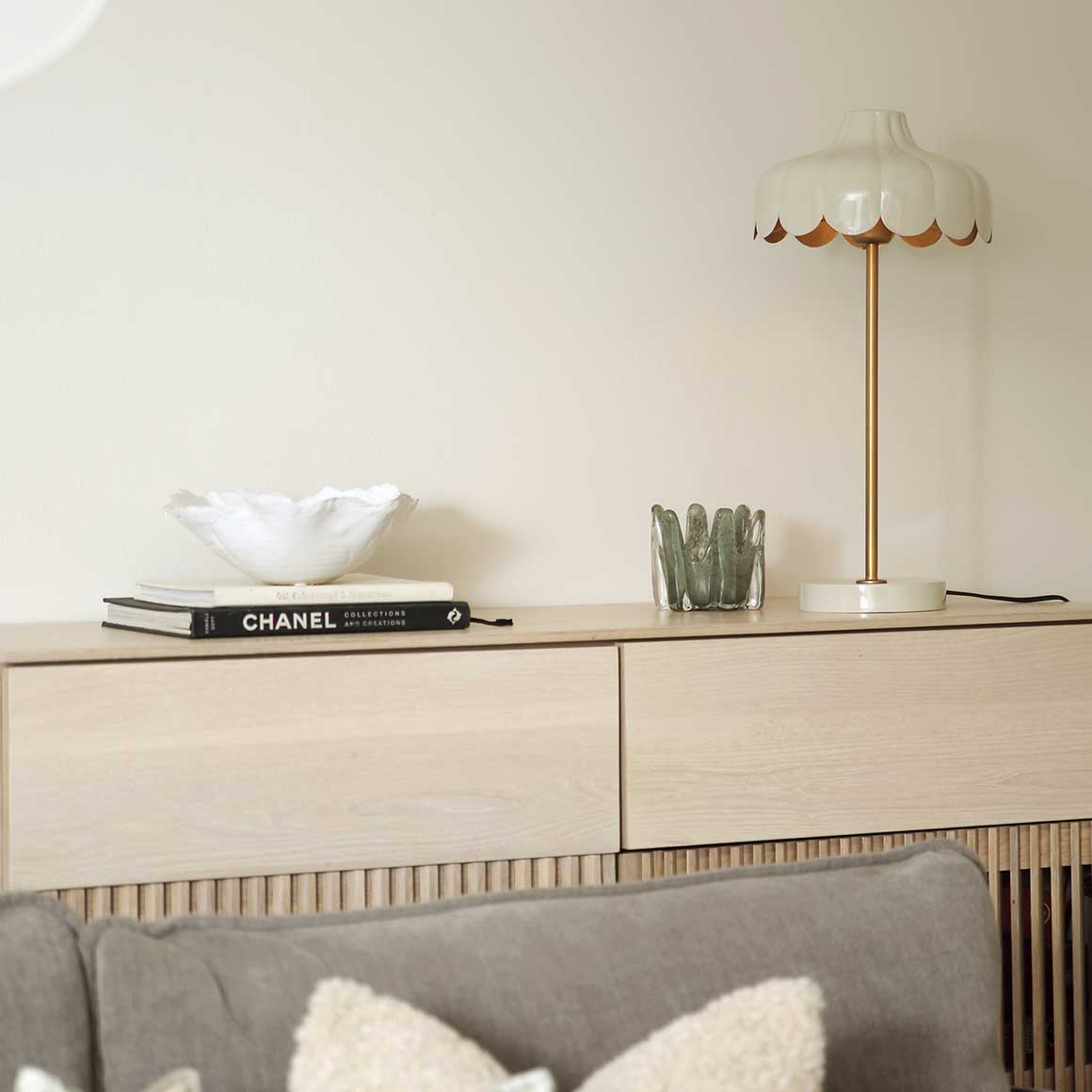 Nachttischlampe Iris Sideboard Tischleuchte Beige Tischlampe Schlafzimmer Gold Leselampe Schreibtischlampe kaufen Soulbirdee Lampenshop Onlineshop