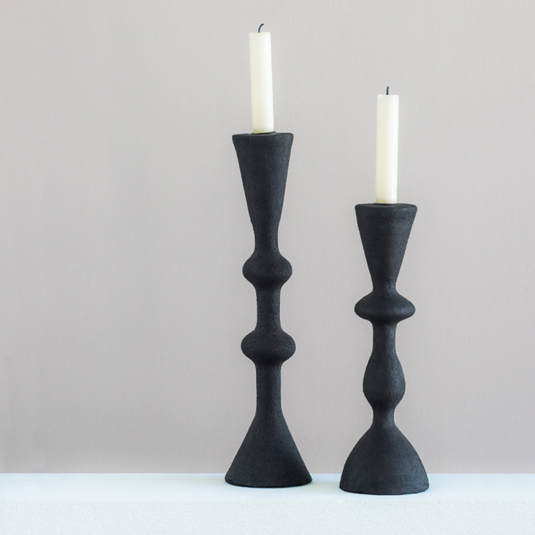 Nordische Kerzenständer in 2 Größen von der Marke Urban Nature Culture. Kerzenhalter für Stabkerzen und die Winterdeko bei Soulbirdee kaufen