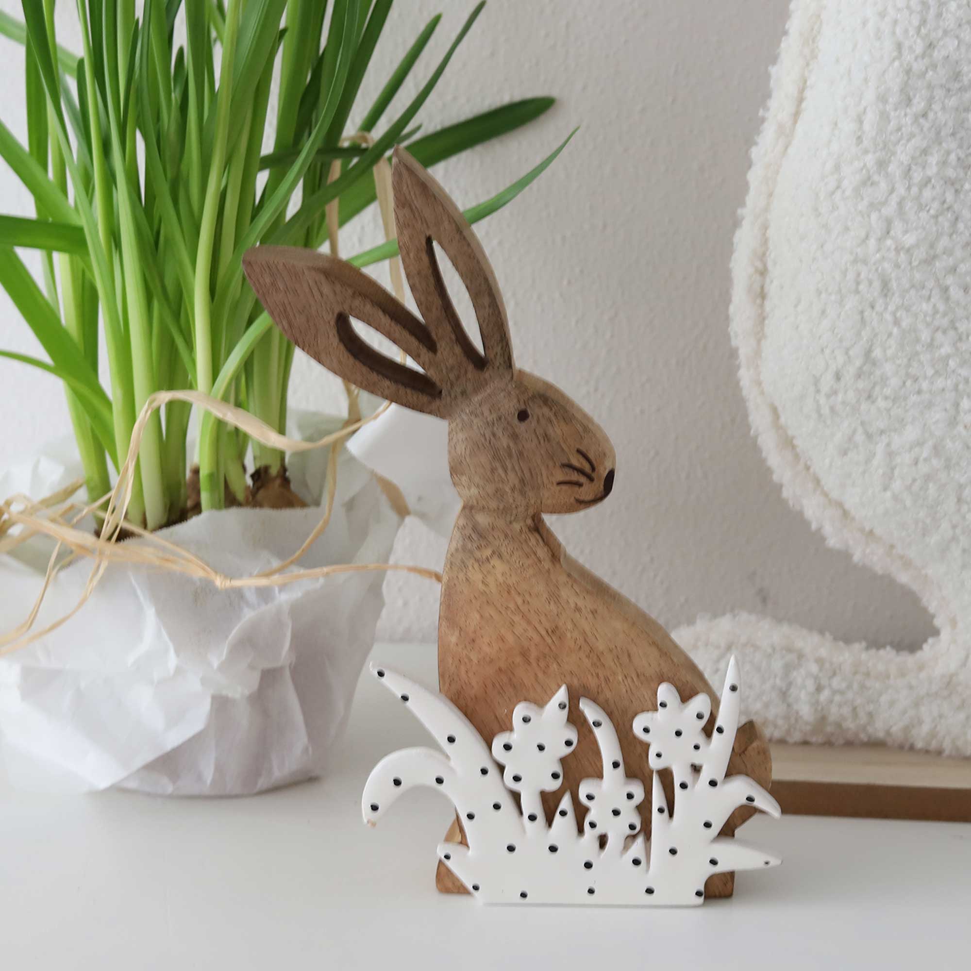 Frühlingshase Aufsteller Hase aus Holz als Deko im Frühling ♥ Osterdeko ♥ Dekofigur Ostern | Deko aus Holz | Osterdeko kaufen ♥ Soulbirdee Onlineshop Hasendeko Holzhase Osterdeko Holz Hase Soulbirdee Onlineshop Dekoshop Ostern
