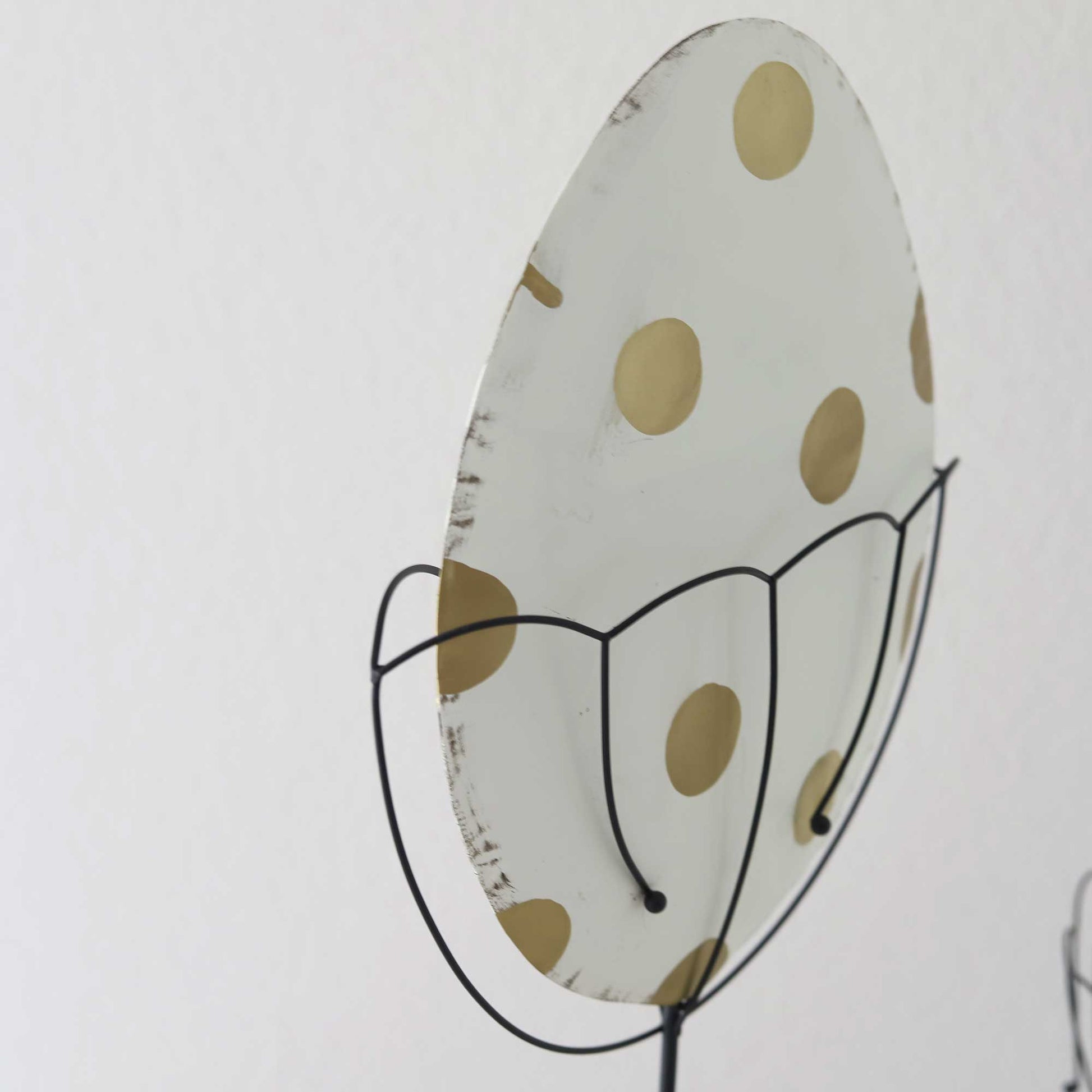 Osterdeko osterei weiss goldene punkte metall detail seitlich