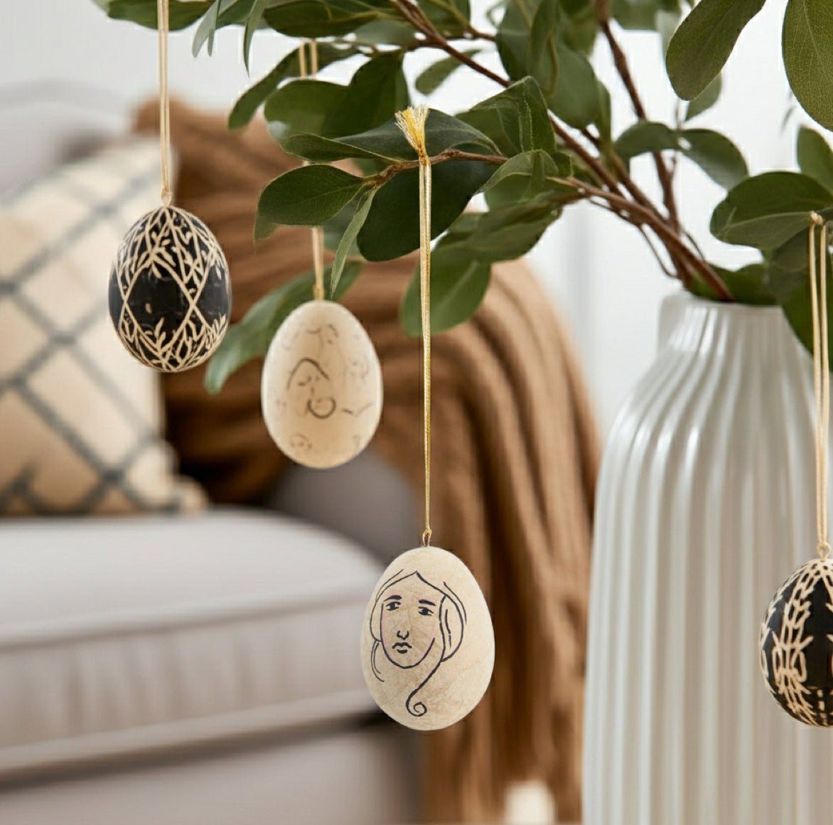 Osterei bemalt mit Gesicht einer Frau im Boho Stil von Madamstoltz