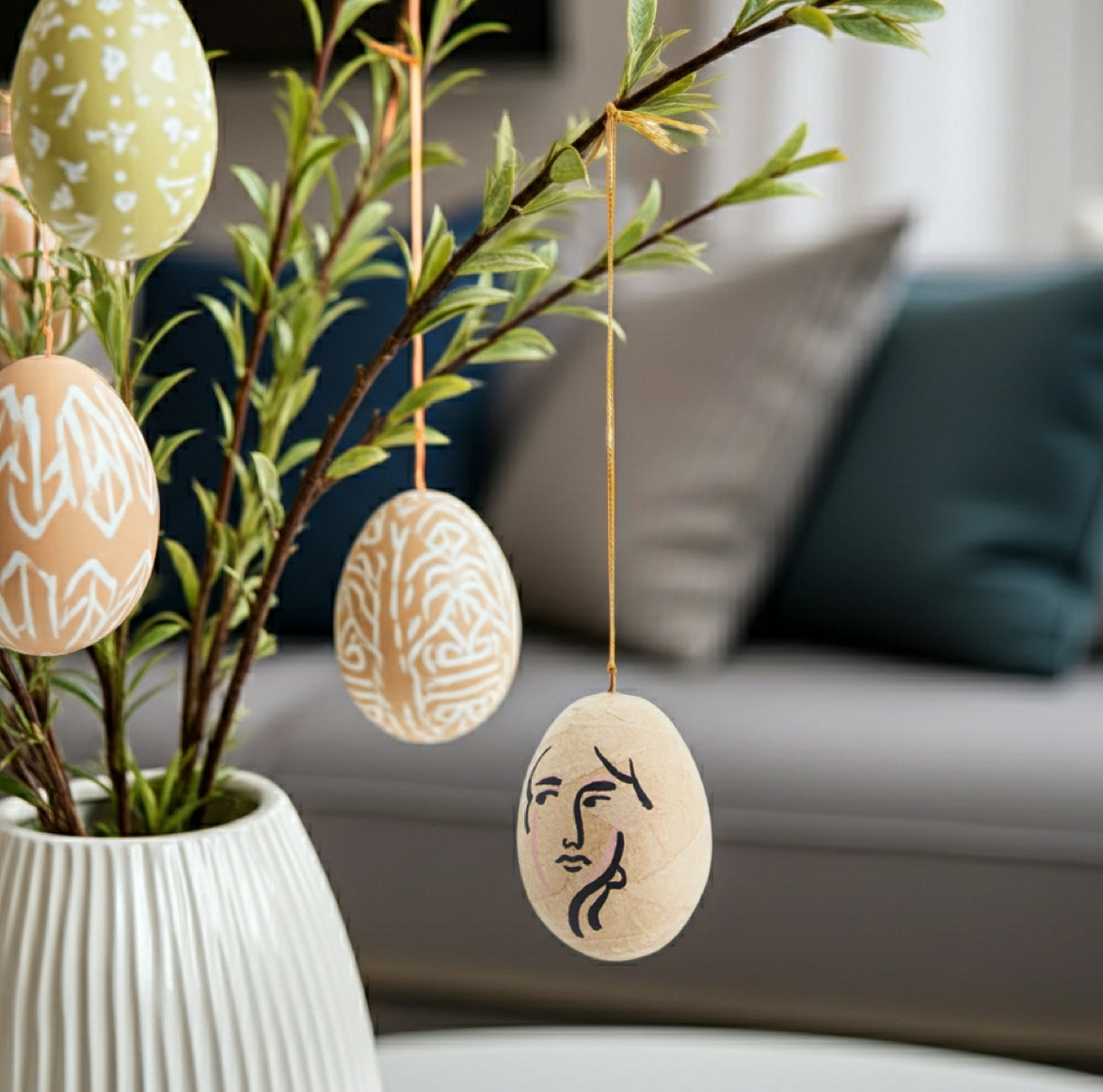 Hängendes Osterei mit Frau als Osterdeko an Zweigen mit einem Gesicht handgemalt face von Madamstoltz Boho Osterei