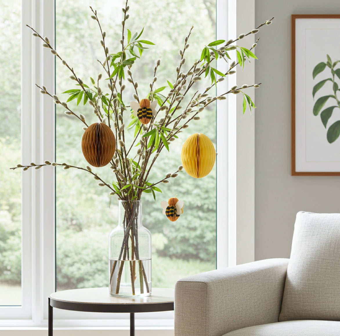 Papier Eier an einem Zweig aufgehängt zusammen mit Biene aus Papier gefaltet als Osterdeko von Bungalow DK bei Soulbirdee