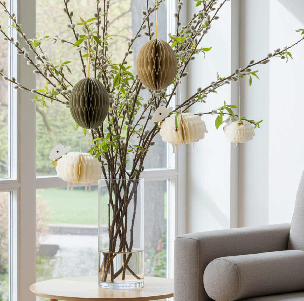 elegante Osterdeko an Zweigen hängend papier Eier und Schaf von Bungalow DK