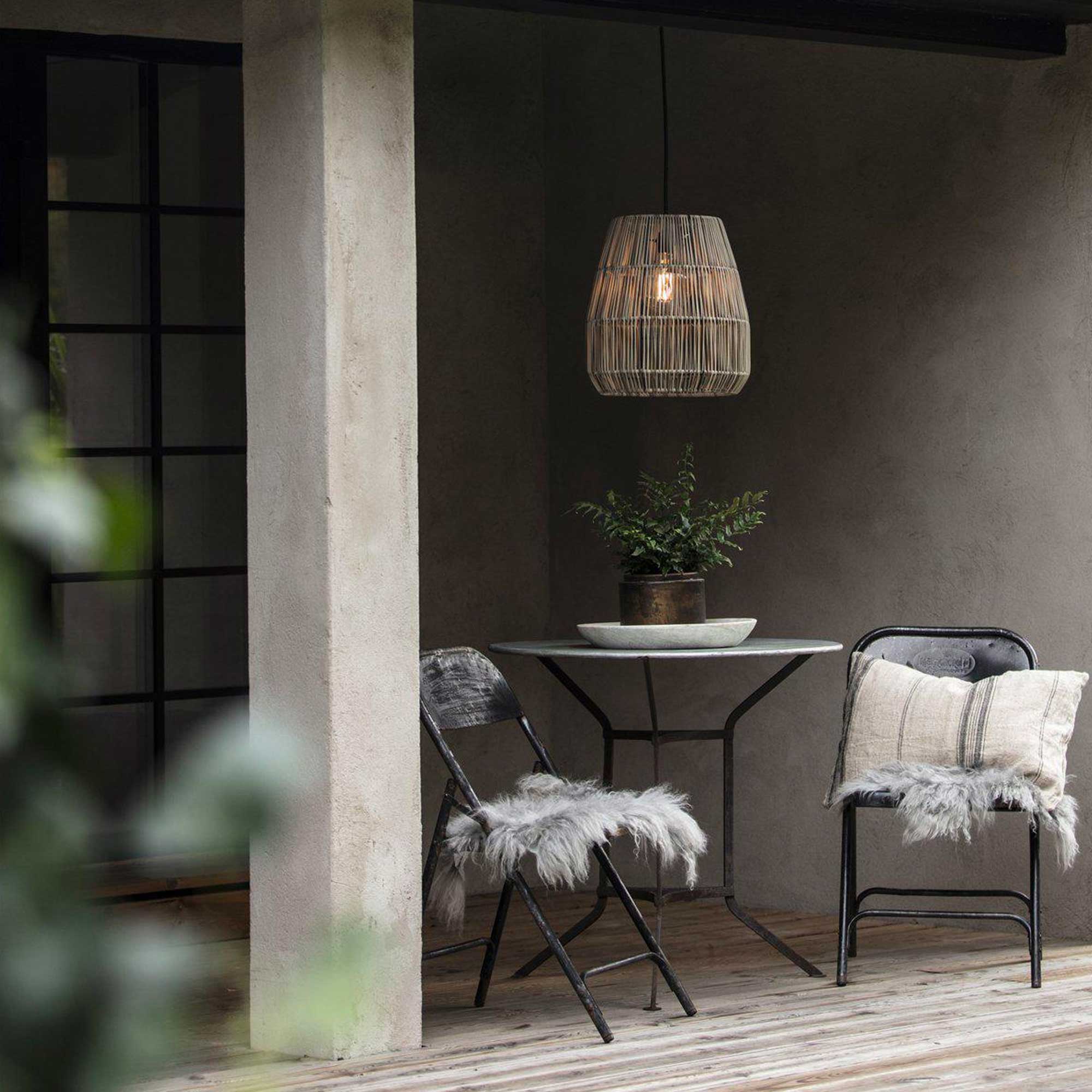 Outdoor Hängelampe Poly Rattan Look Japandi Outdoorlampe Outdoor Lampe kaufen Soulbirdee Lampenshop PRHome Saigon Esstischlampe Balkon Terrasse draußen Beleuchtung Gartenlampe Balkonlampe skandinavische Lampe