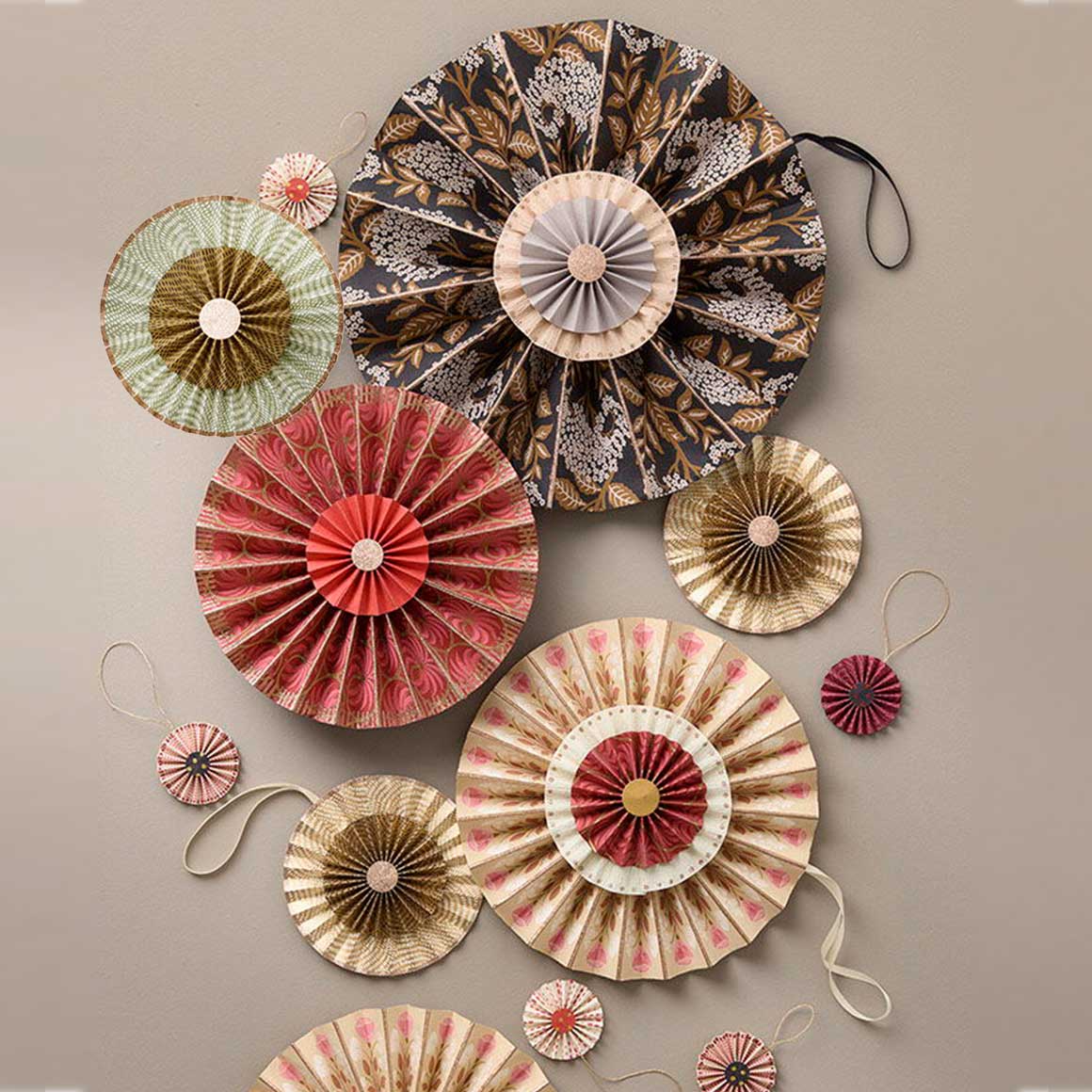 Rosetten Deko Ornamente Papier Dekoration | Adventsdeko oder schönste Weihnachtsdeko mit Deko Accessoires von Bungalow DK | Soulbirdee Weihnachtsshop