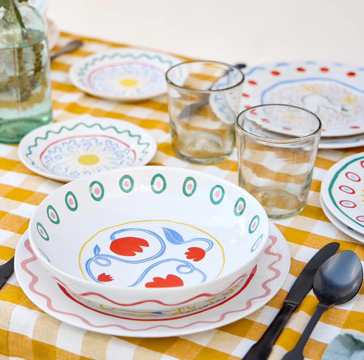 Handgemalte rote Tulpen Pastateller Summer Bliss Geschirr Kollektion Laetitia Rouget bei Soulbirdee