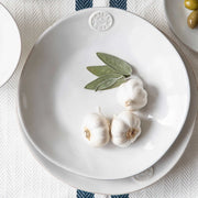 Pastateller aus Steinzeug im mediterranen Stil von der Marke Costa Nova! Robustes, spülmaschinenfestes Geschirr aus Steingut bei Soulbirdee kaufen