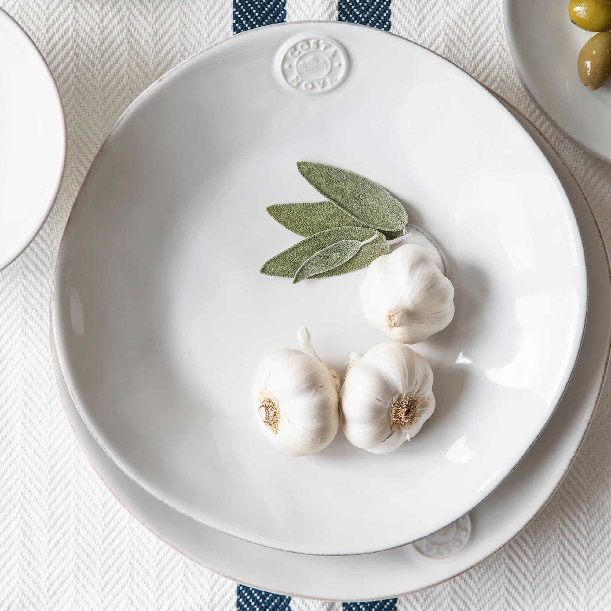 Pastateller aus Steinzeug im mediterranen Stil von der Marke Costa Nova! Robustes, spülmaschinenfestes Geschirr aus Steingut bei Soulbirdee kaufen