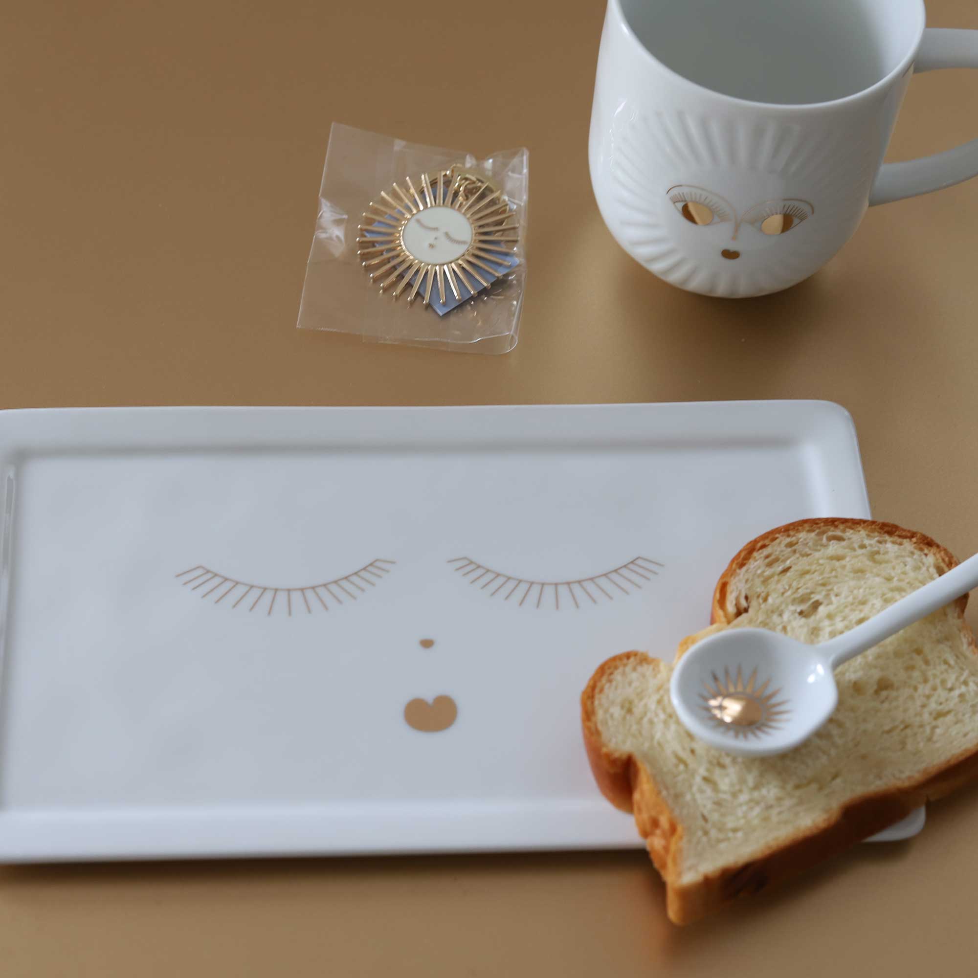 Porzellan Tasse und Teller mit goldenem Gesicht aus Geschirr Set Geschirr Kuchenteller Boho Style