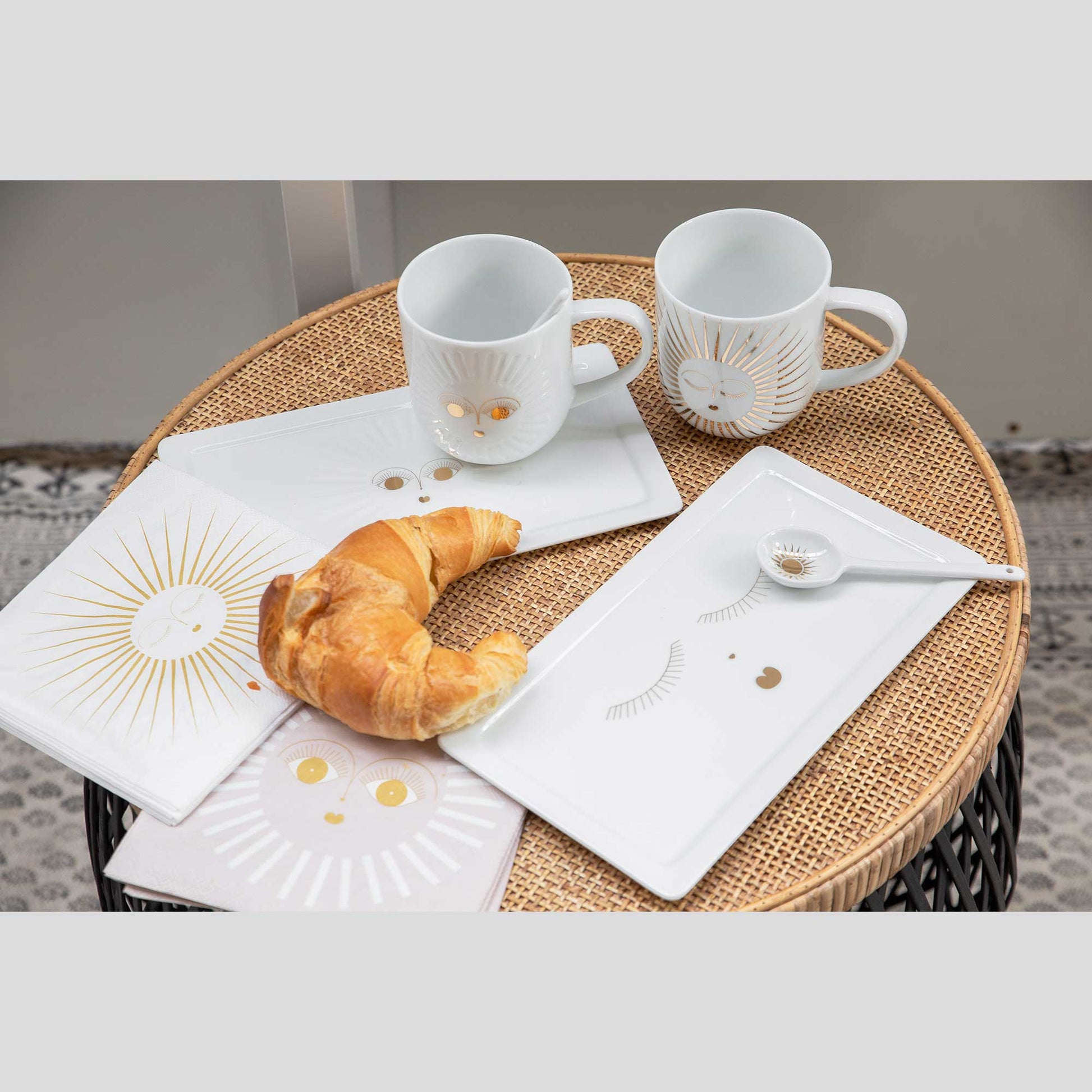 Geschirr Serie mit Gold auf weißem Porzellan mit Relief ist eine Sonne eingraviert und hat ein goldenes Gesicht Geschirr Kuchenteller Boho Style