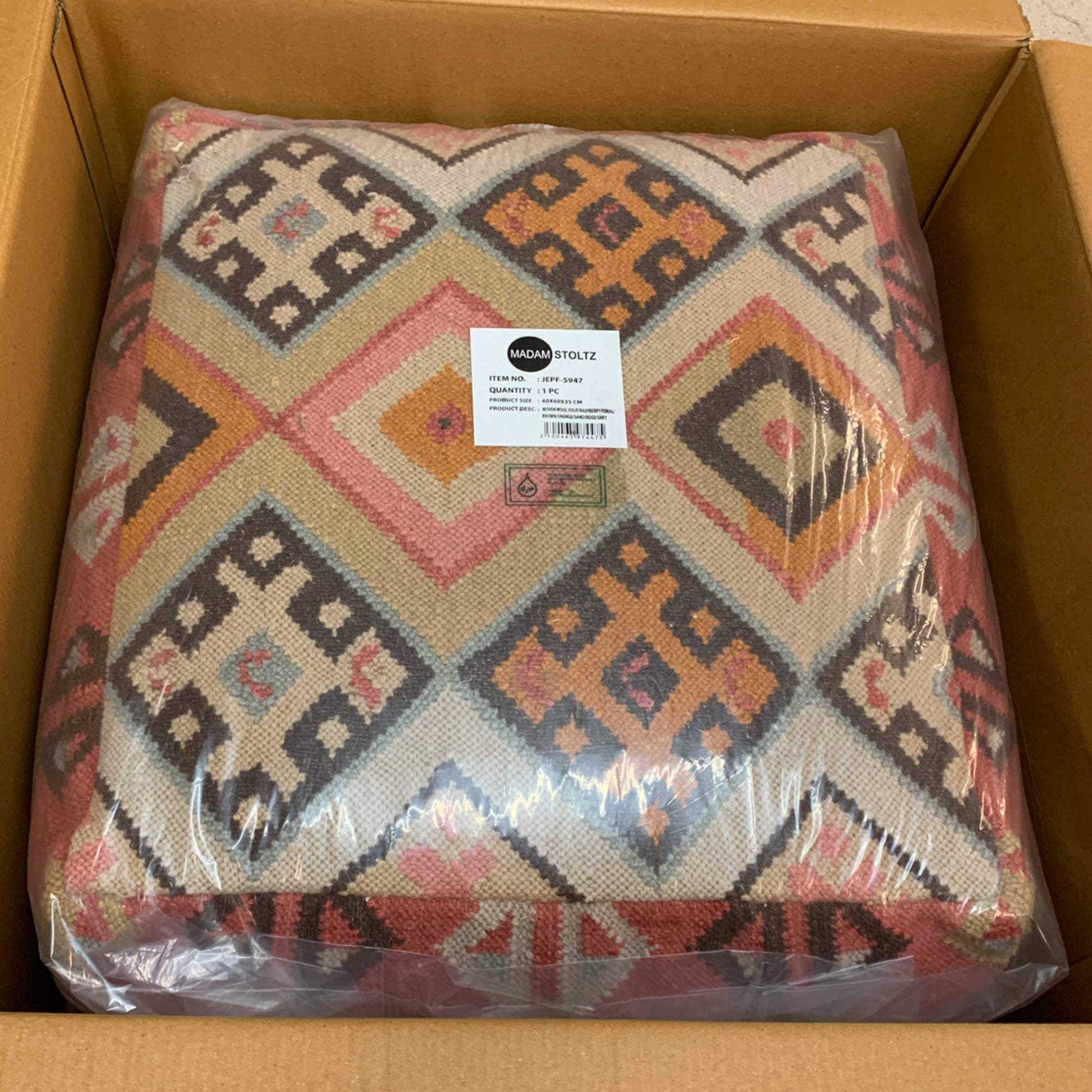 Pouf Mia verpackt, Madamstoltz interior bei Soulbirdee Onlineshop