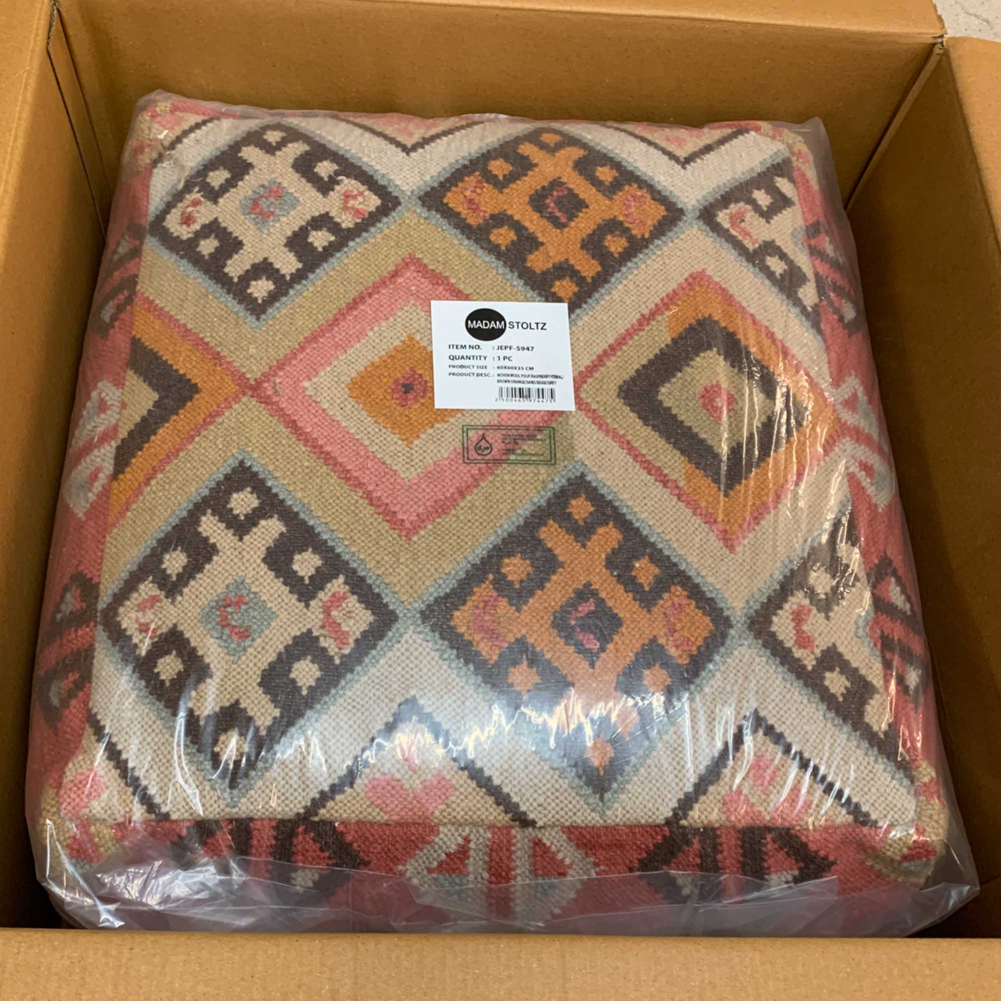 Pouf Mia verpackt, Madamstoltz interior bei Soulbirdee Onlineshop